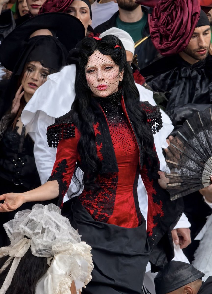 cantleavethegc's tweet photo. GAGA MUGGED THIS DOWNNNN! IN HER GIVENCHY AT THAT! https://t.co/nMy97yM3hr