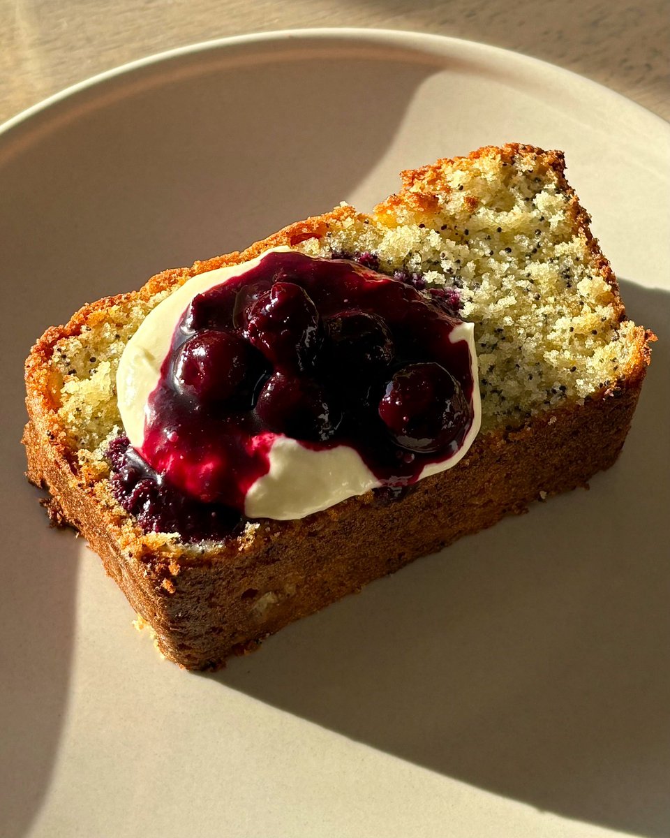 saweeeties's tweet photo. lemon poppyseed olive oil vanilla cake https://t.co/YXQ9kfNdNo
