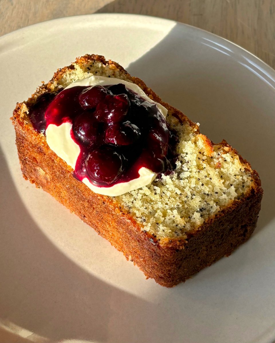 saweeeties's tweet photo. lemon poppyseed olive oil vanilla cake https://t.co/YXQ9kfNdNo
