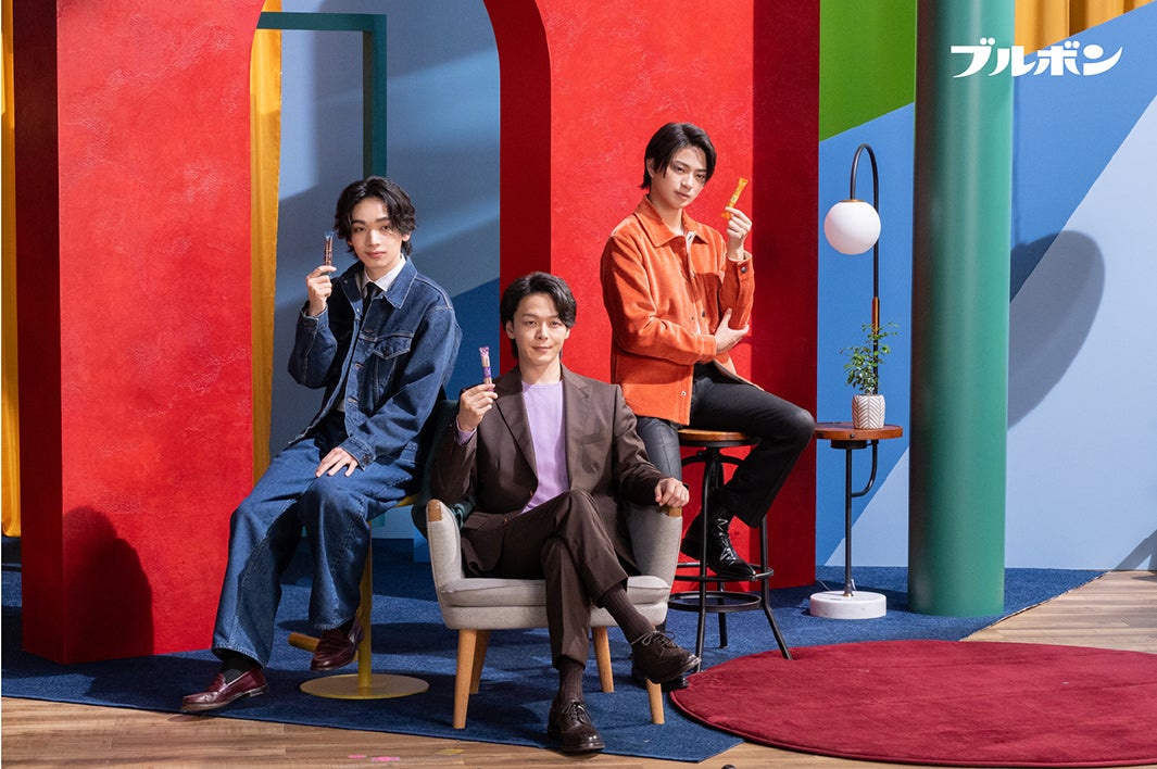 modelpress's tweet photo. 中村倫也・宮世琉弥・岩瀬洋志
「ブルボン」新CMで3人初共演✨️
「なんか面白いトリオでしたね」

お菓子の色味意識した装い
和気あいあいとした空気で撮影🎥
https://t.co/EUCtE8K0zJ

中村と宮世は今回で7度目の共演
岩瀬は中村とドラマで共演歴あり https://t.co/sJmhGcJbgm