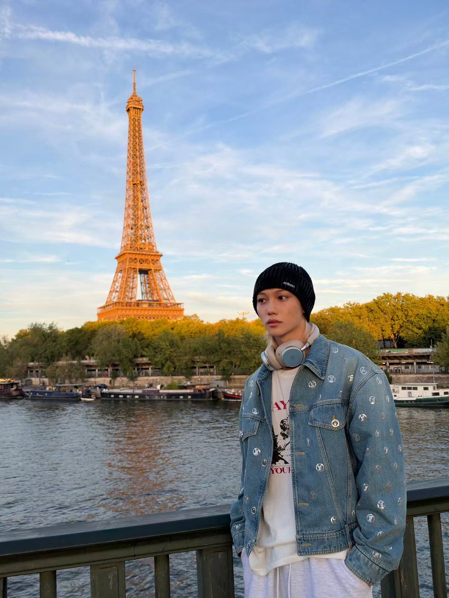 StrayKidsBrasil's tweet photo. 「 #INSTA • 05.10.26 」
PRIN!! Atualização do Felix no Instagram [1/5]

"Paris minha casa, Louis minha família 💙🤍💛  @.nicolasghesquiere @.marieameliesauve @.florentbuono
@louisvuitton
 #LVSS27 #NicolasGhesquiere #LouisVuitton #stay #felix"

📌 Engajem o post original linkado abaixo

@Stray_Kids #StrayKids #스트레이키즈
