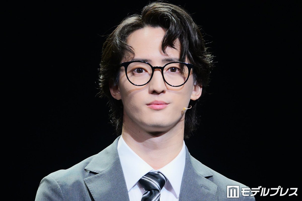 modelpress's tweet photo. 上田竜也、“1番嫌いな服”で舞台出演

トラジャ川島如恵留が座長ぶりに感謝
「何度も差し入れしてくださって」
https://t.co/ijXbsaBWQx

上田：タートルネックという服装が世界で1番嫌い
川島：大好きなスーツを身にまとって

「ノッキンオン・ロックドドア THE STAGE」取材会

#ノキドア https://t.co/O5ZzsnuZeg