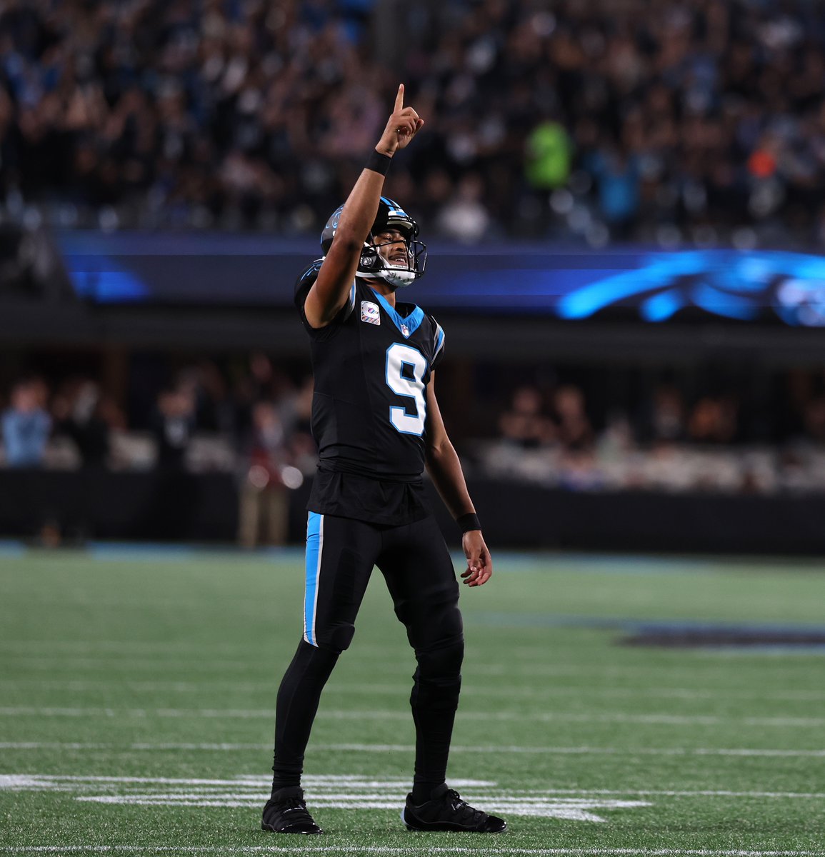 DKSports's tweet photo. QBs in 2026 to have multiple games with a 60%+ Completion%, 275+ Passing Yards, AND 2+ Passing Touchdowns:

- Bryce Young in Week 1
- Bryce Young in Week 2
- Bryce Young in Week 4

That's it. That's the list 👀 https://t.co/VjYTHNzViS