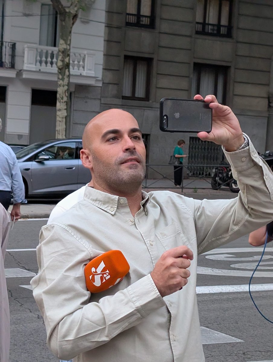 jandcalderon985's tweet photo. Otro lunes de oración en Ferraz pidiendo por España. El Rosario de Ferraz no aspira a simples cambios de Gobierno.

Las urnas no pueden solucionar nada si no entendemos que el problema que sufrimos es, ante todo, espiritual.

Hoy ha vuelto la prensa a visitarnos y manipular. https://t.co/MufyS7peOm
