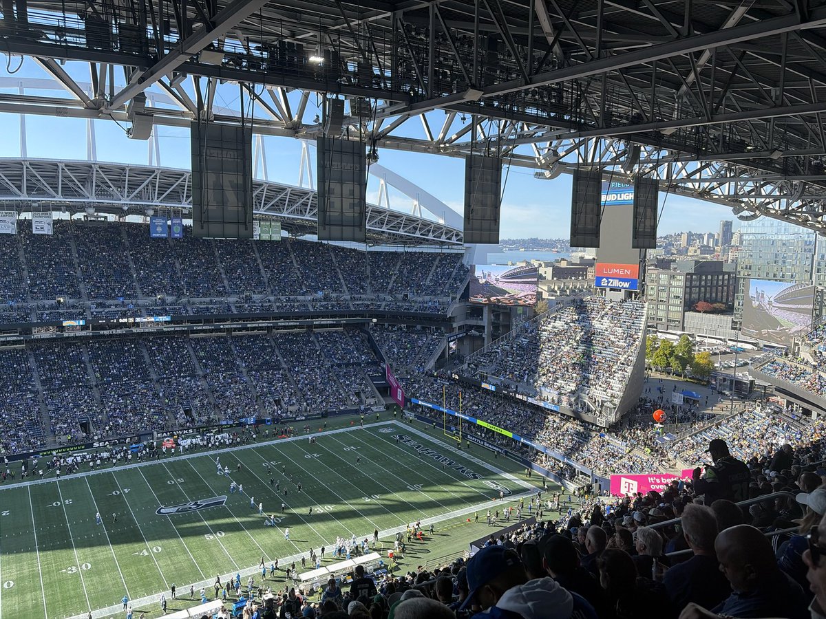 JonathanMLynn1's tweet photo. Nice day for a game
#lumenfield https://t.co/RSxQuALKQC