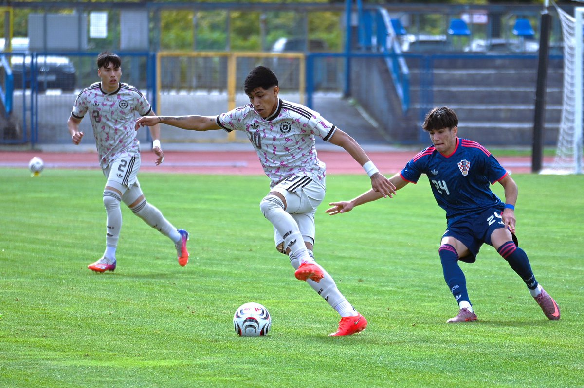 ClubDIquique's tweet photo. 🐲🇨🇱 Bayron Barrera finalizó su viaje con la Roja Sub-17 por Croacia, donde anotó dos goles en cuatro partidos disputados

La selección sumó tres triunfos (Arabia Saudita, Catar y Croacia) y una derrota (Italia), para seguir preparando sus próximos desafíos.

Felicitamos a nuestro Dragón que destacó con su talento, goles y asistencias 👏🏼🐲