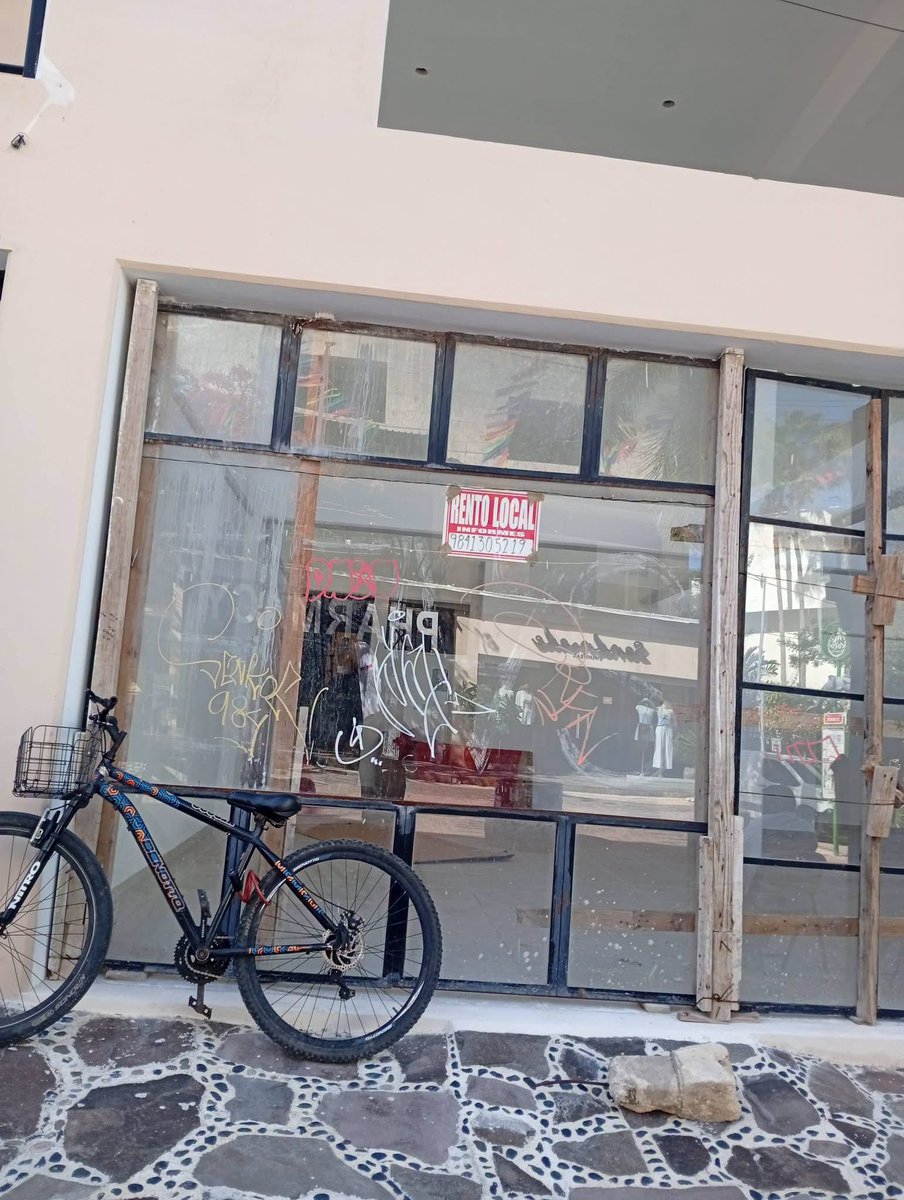 VigiaCiudadano7's tweet photo. DESOLADOR PANORAMA EN PLAYA DEL CARMEN.

En la Quinta Avenida de Playa del Carmen, Quintana Roo, el corredor que durante años sostuvo a restaurantes, artesanías y comercios, los locales vacíos ya no son la excepción.

Comerciantes y prestadores reportan cierres ante una afluencia turística que no alcanza para cubrir la operación. Rentas altas, nómina, luz, permisos y el costo de vivir en uno de los destinos más caros del país dejan poco margen cuando el visitante no llega.

La Canirac en Playa del Carmen reconoció una baja considerable de clientes en 2026 y el cierre definitivo de entre 10 y 15 restaurantes en la temporada baja. En agosto, empresarios hablaron de alrededor de 70 negocios cerrados en la Quinta por costos, menor turismo, sargazo e inseguridad. Trabajadores del ramo gastronómico estiman más de 2 mil empleos perdidos solo en ese corredor, donde operan cerca de 365 restaurantes: varios sobrevivientes trabajan con dos o tres personas, y hay quien ya regresó a su estado porque la renta no se paga con la temporada floja.

A la baja de visitantes se suman apagones que obligan a pagar el recibo completo y, según comerciantes, cobros de piso que algunos prefieren no denunciar. El resultado se ve en el andador: cortinas abajo, letreros de “se renta” y menos trabajo en el principal motor económico de Playa.

La temporada alta de fin de año es la apuesta del sector. Mientras tanto, quien cierra no es solo un local: es empleo, derrama y una calle que se vacía.

@GobPDC @estefaniamerkdo @MaraLezama @GobQuintanaRoo
#PlayaDelCarmen #QuintaAvenida #QuintanaRoo #Turismo #VigíaCiudadano