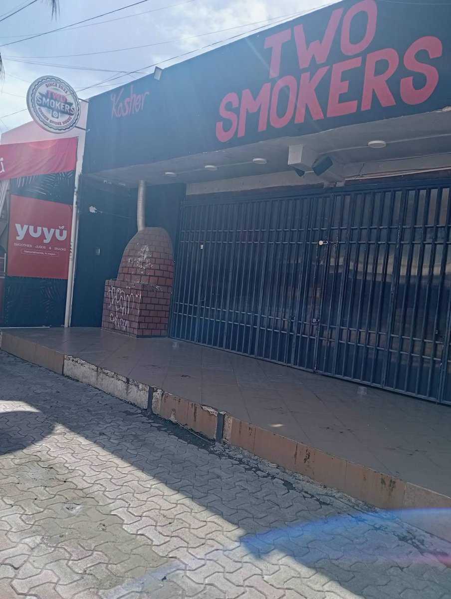 VigiaCiudadano7's tweet photo. DESOLADOR PANORAMA EN PLAYA DEL CARMEN.

En la Quinta Avenida de Playa del Carmen, Quintana Roo, el corredor que durante años sostuvo a restaurantes, artesanías y comercios, los locales vacíos ya no son la excepción.

Comerciantes y prestadores reportan cierres ante una afluencia turística que no alcanza para cubrir la operación. Rentas altas, nómina, luz, permisos y el costo de vivir en uno de los destinos más caros del país dejan poco margen cuando el visitante no llega.

La Canirac en Playa del Carmen reconoció una baja considerable de clientes en 2026 y el cierre definitivo de entre 10 y 15 restaurantes en la temporada baja. En agosto, empresarios hablaron de alrededor de 70 negocios cerrados en la Quinta por costos, menor turismo, sargazo e inseguridad. Trabajadores del ramo gastronómico estiman más de 2 mil empleos perdidos solo en ese corredor, donde operan cerca de 365 restaurantes: varios sobrevivientes trabajan con dos o tres personas, y hay quien ya regresó a su estado porque la renta no se paga con la temporada floja.

A la baja de visitantes se suman apagones que obligan a pagar el recibo completo y, según comerciantes, cobros de piso que algunos prefieren no denunciar. El resultado se ve en el andador: cortinas abajo, letreros de “se renta” y menos trabajo en el principal motor económico de Playa.

La temporada alta de fin de año es la apuesta del sector. Mientras tanto, quien cierra no es solo un local: es empleo, derrama y una calle que se vacía.

@GobPDC @estefaniamerkdo @MaraLezama @GobQuintanaRoo
#PlayaDelCarmen #QuintaAvenida #QuintanaRoo #Turismo #VigíaCiudadano