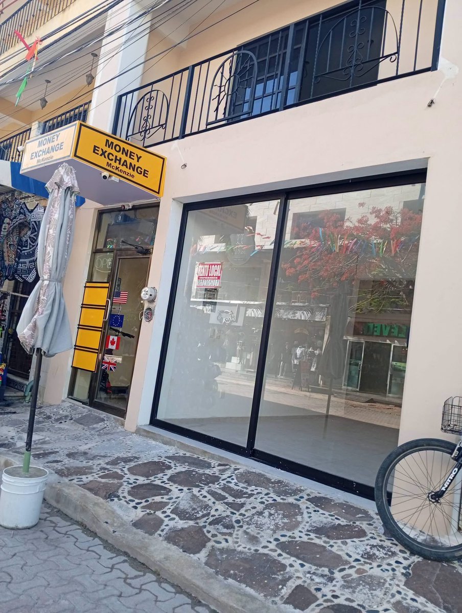 VigiaCiudadano7's tweet photo. DESOLADOR PANORAMA EN PLAYA DEL CARMEN.

En la Quinta Avenida de Playa del Carmen, Quintana Roo, el corredor que durante años sostuvo a restaurantes, artesanías y comercios, los locales vacíos ya no son la excepción.

Comerciantes y prestadores reportan cierres ante una afluencia turística que no alcanza para cubrir la operación. Rentas altas, nómina, luz, permisos y el costo de vivir en uno de los destinos más caros del país dejan poco margen cuando el visitante no llega.

La Canirac en Playa del Carmen reconoció una baja considerable de clientes en 2026 y el cierre definitivo de entre 10 y 15 restaurantes en la temporada baja. En agosto, empresarios hablaron de alrededor de 70 negocios cerrados en la Quinta por costos, menor turismo, sargazo e inseguridad. Trabajadores del ramo gastronómico estiman más de 2 mil empleos perdidos solo en ese corredor, donde operan cerca de 365 restaurantes: varios sobrevivientes trabajan con dos o tres personas, y hay quien ya regresó a su estado porque la renta no se paga con la temporada floja.

A la baja de visitantes se suman apagones que obligan a pagar el recibo completo y, según comerciantes, cobros de piso que algunos prefieren no denunciar. El resultado se ve en el andador: cortinas abajo, letreros de “se renta” y menos trabajo en el principal motor económico de Playa.

La temporada alta de fin de año es la apuesta del sector. Mientras tanto, quien cierra no es solo un local: es empleo, derrama y una calle que se vacía.

@GobPDC @estefaniamerkdo @MaraLezama @GobQuintanaRoo
#PlayaDelCarmen #QuintaAvenida #QuintanaRoo #Turismo #VigíaCiudadano