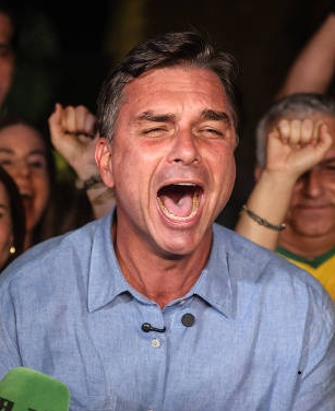 diretodomiolo's tweet photo. 🚨AGORA: Flavio Bolsonaro receberá a maior parte das intenções de voto de Augustu Cury, Renan Santos e Ronaldo Caiado, aponta pesquisa da Quaest. https://t.co/sE6Ogaqokm
