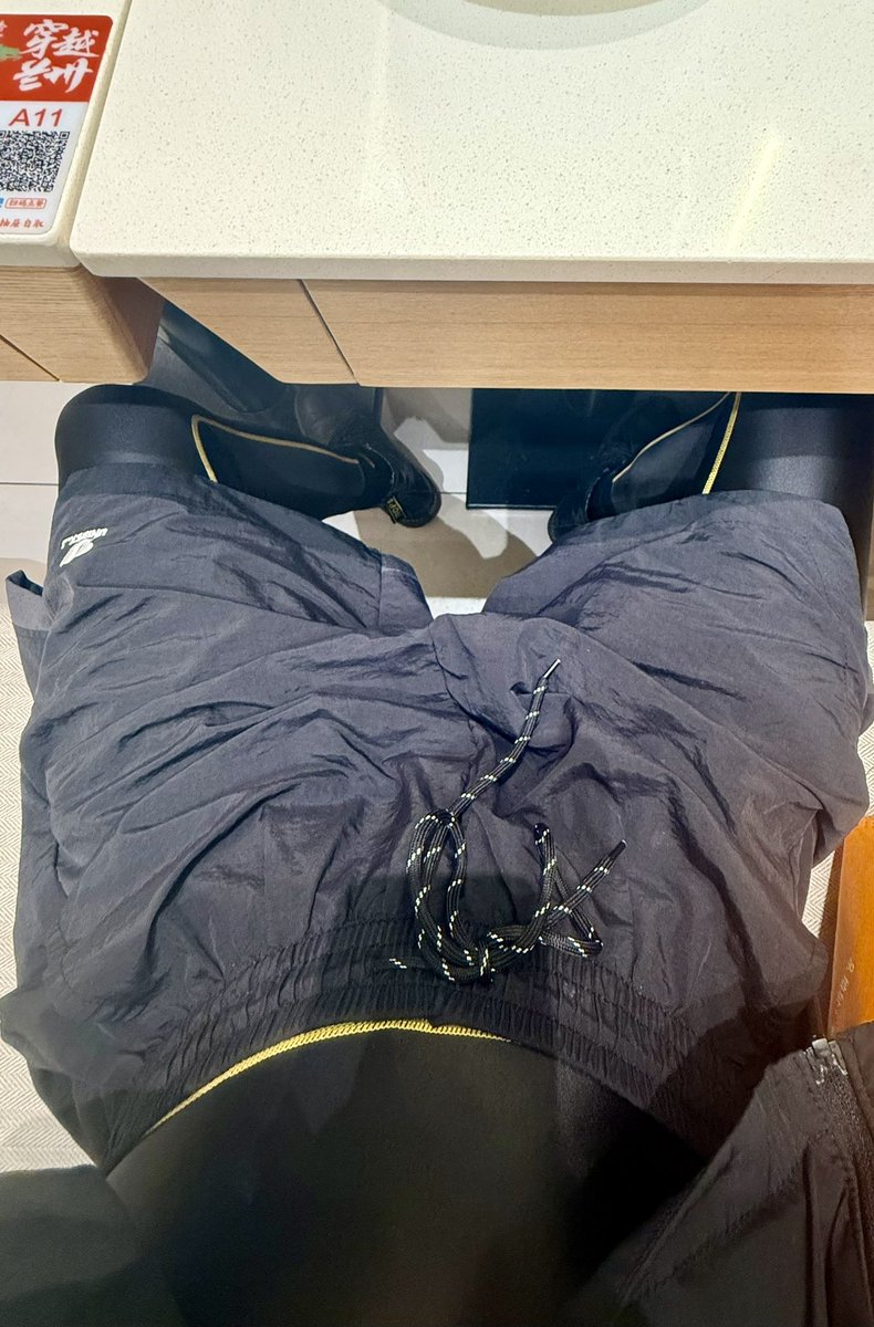 RandomXp_'s tweet photo. 虽然你不理我
但是被包裹的感觉持续了一天一夜
就像你一直在抱着我
于是我又穿了一天一夜
我在想什么时候脱下来
直到我能把身体麻痹
直到我能习惯没有拥抱的感觉
#Amorecy  #weeklypick https://t.co/xgrxuk6x4S