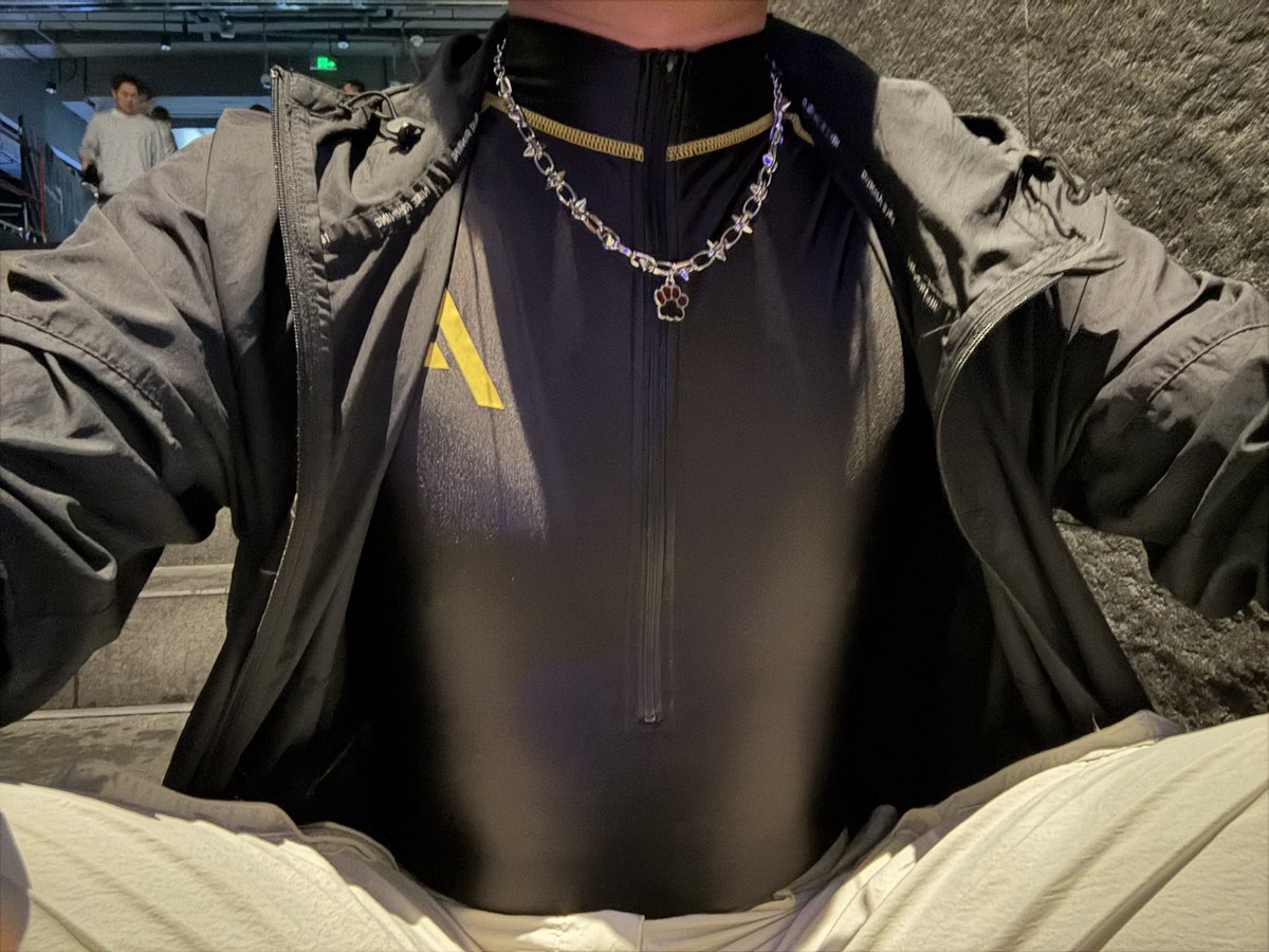 RandomXp_'s tweet photo. 虽然你不理我
但是被包裹的感觉持续了一天一夜
就像你一直在抱着我
于是我又穿了一天一夜
我在想什么时候脱下来
直到我能把身体麻痹
直到我能习惯没有拥抱的感觉
#Amorecy  #weeklypick https://t.co/xgrxuk6x4S