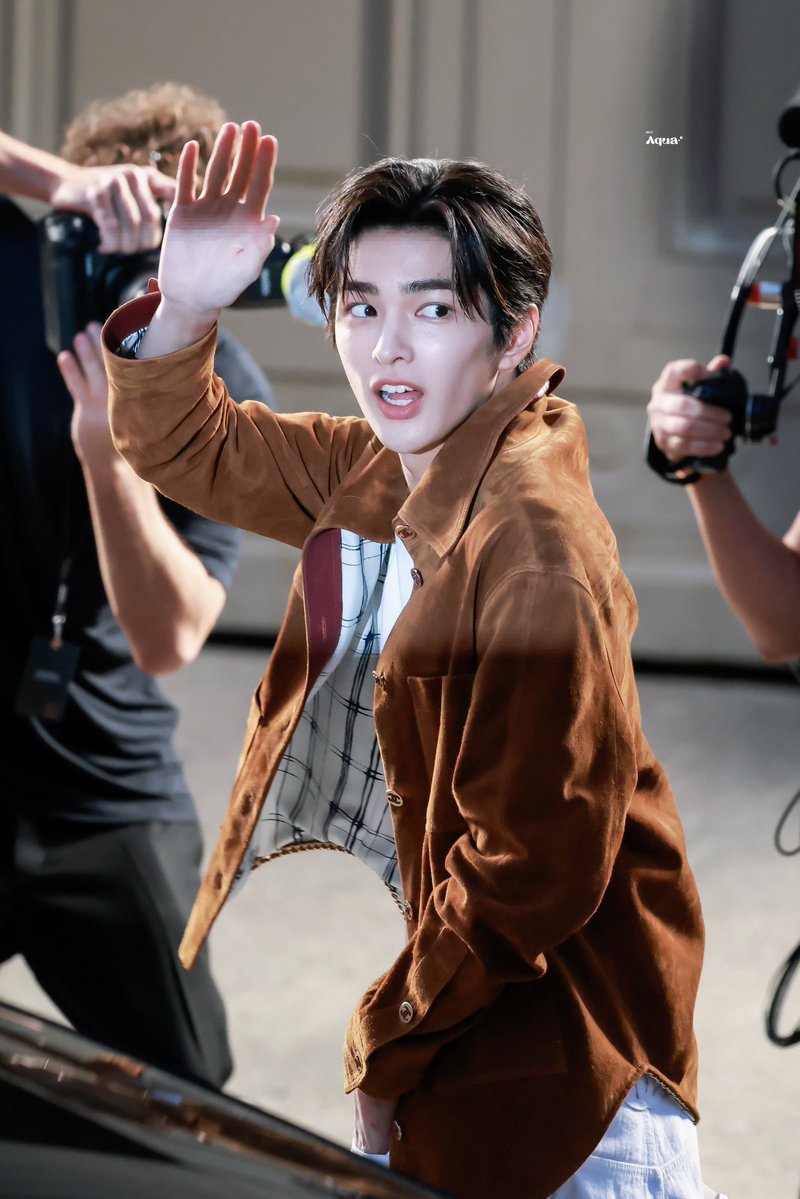 keoncats's tweet photo. #건호 #KEONHO: the prince of chanel https://t.co/yxWjLs1GNi