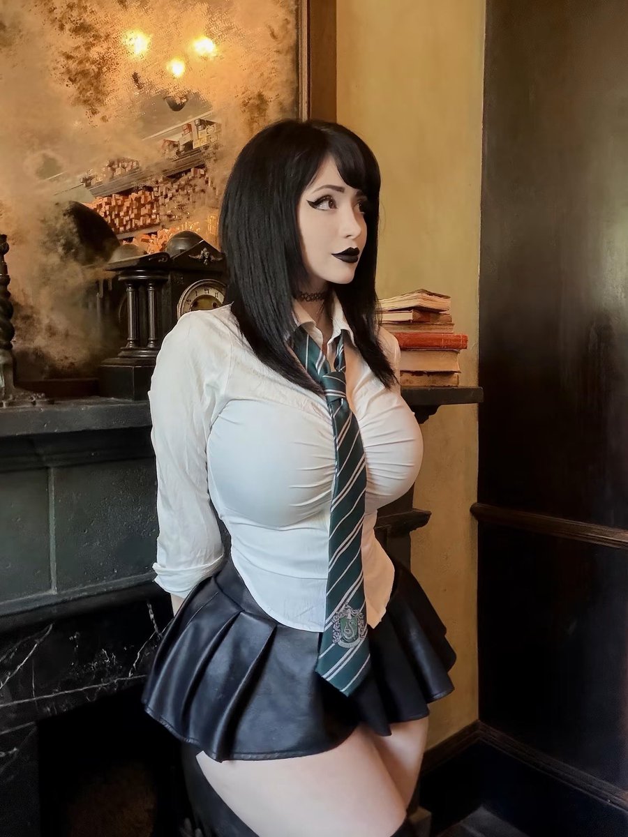 pinkychuwu's tweet photo. Now imagine her as a Goth girl 🫪 https://t.co/zlkMWm3VOt