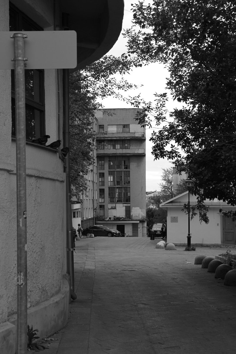 tolyakaftan's tweet photo. A quiet Saturday. The city’s architecture is multifaceted: at times grandiose, at others—simple and weary like this. And I just happened to be there with my camera.

#streetphotography #blackandwhitephotography https://t.co/cl9gaxjRkn
