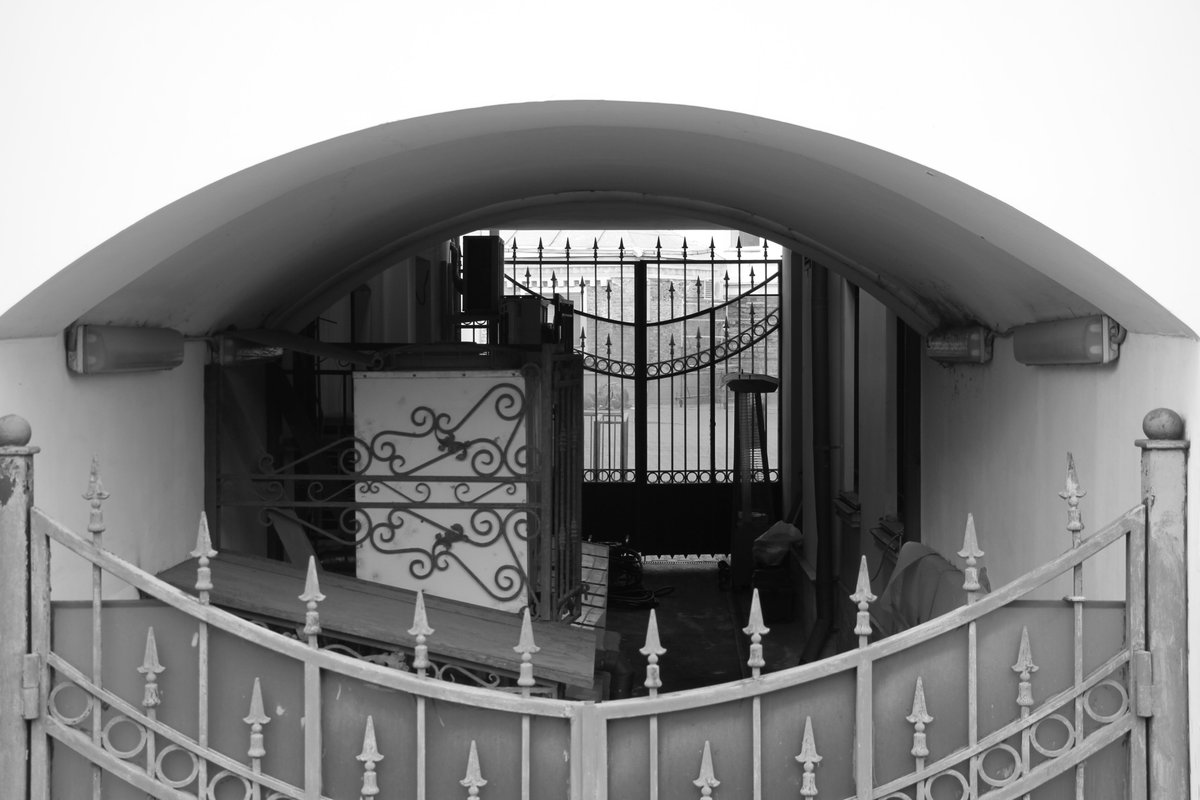 tolyakaftan's tweet photo. A quiet Saturday. The city’s architecture is multifaceted: at times grandiose, at others—simple and weary like this. And I just happened to be there with my camera.

#streetphotography #blackandwhitephotography https://t.co/cl9gaxjRkn