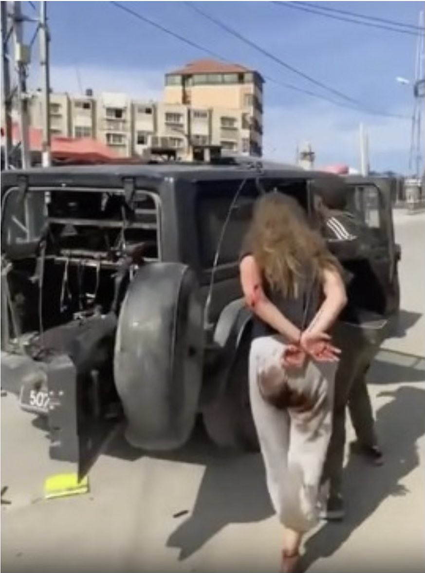 KhanNRachel's tweet photo. « Je n’accepte pas qu’une fois de plus on puisse dégrader une femme », déclare Ségolène Royal.

Le 7 octobre, Naama Levy, 19 ans, était exhibée par le Hamas, les mains liées, le jogging en sang. 

Votre indignation fut alors beaucoup plus discrète. https://t.co/Zn941jnbEg