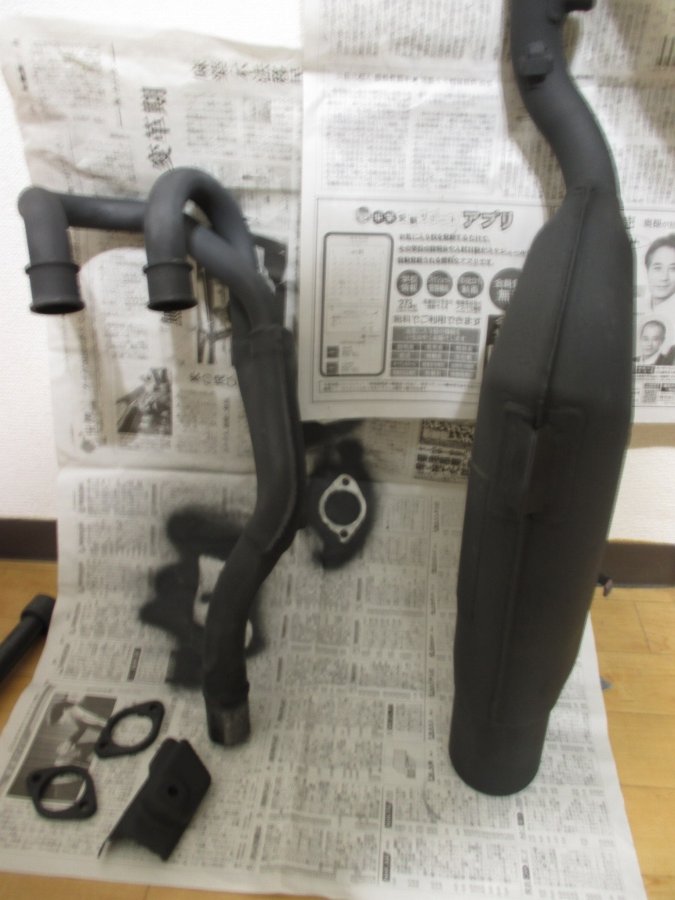 audiouno's tweet photo. 排気系のサビ落として再塗装。EXパイプなんか必ずサビるから3回目ぐらい。サビて穴が開くのは避けたい。
無限に作業個所が増えて収拾がつかない。
学生の頃では共有駐車場で中腰で徹夜でピストン交換できたが今では途中で休憩で団子喰ってるで。 https://t.co/aZF4QOdmtI