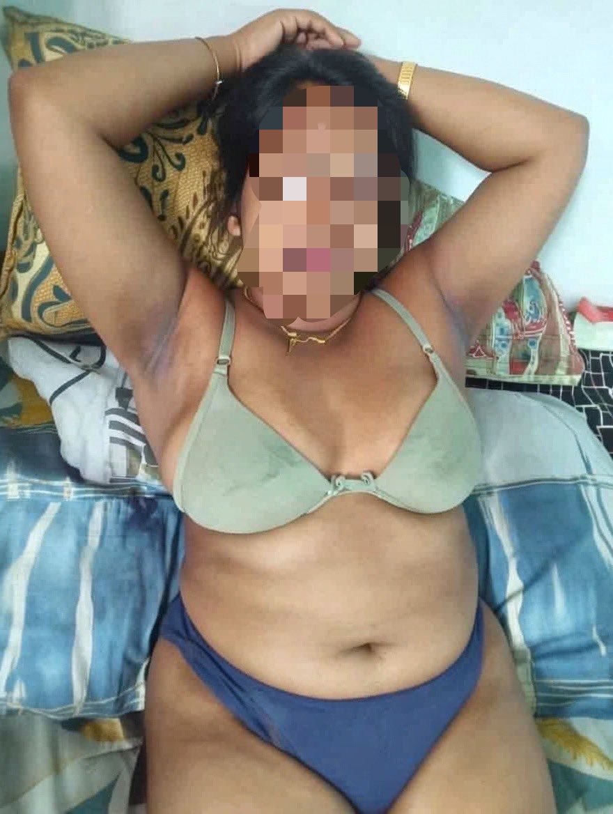 Cuckfantacy1's tweet photo. ஒரு functionகு நானும் wifeம் போயிட்டு இருந்தோ, நா ஷேவிங் பன்ன மறந்துட்டேன் பக்கத்ல சலூன் இருக்கு அங்க போய் ஷேவ் பண்ணிட்டேன், wife வந்து எனக்கும் அக்குள் ஷேவ் பண்ணனும் லேடீஸ் இருந்தா கூப்டுனு சொன்னா ஆனா நேத்து பாத்து ladies இல்ல, அப்ரம் அந்த male stylist வந்து ஷேவ் பன்னி விட்டாரு https://t.co/7YCjYDq1Mg