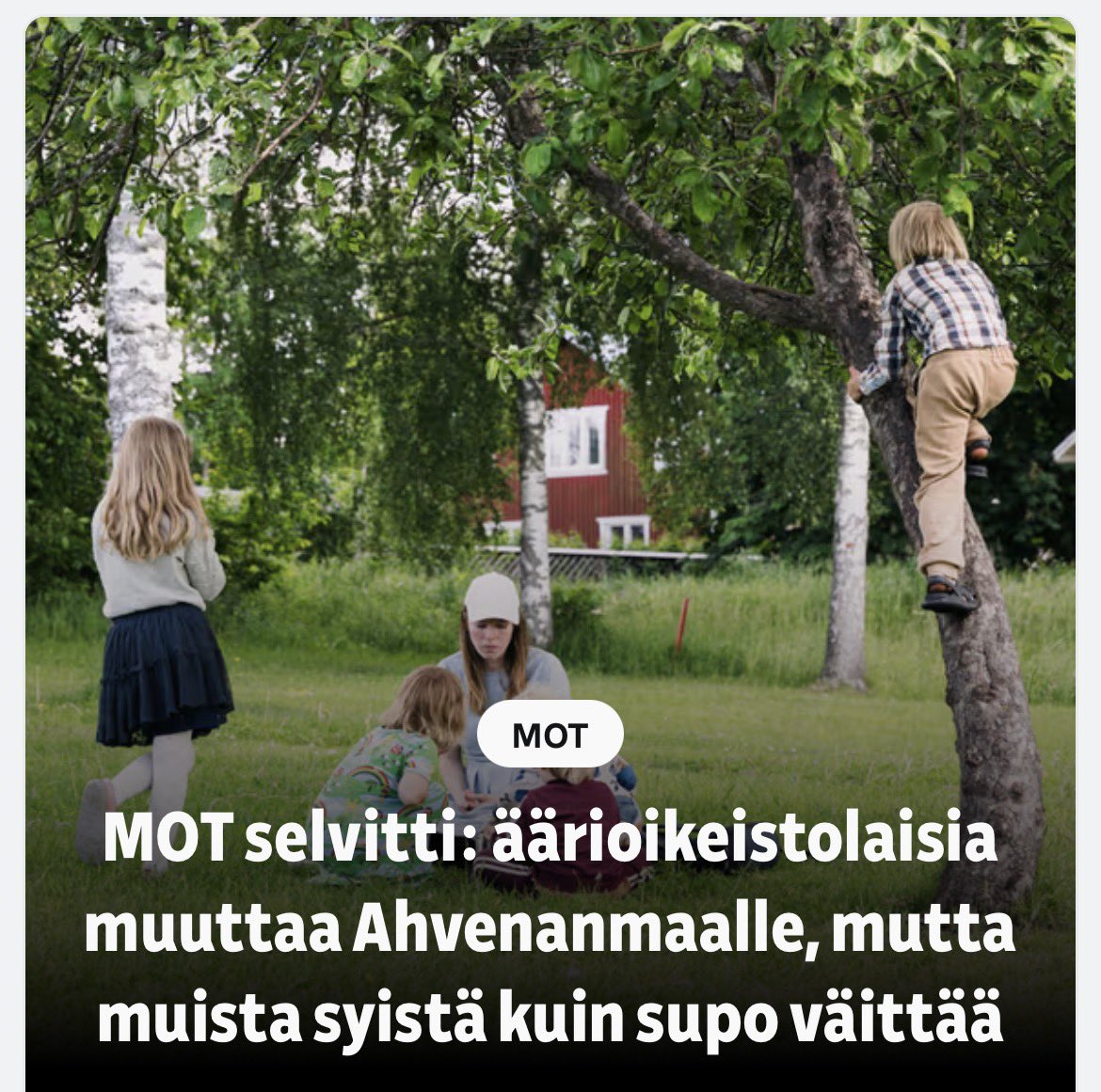 ir_rkp's tweet photo. ”[K]ielellisesti ja kulttuurisesti yhtenäinen ahvenanmaalainen yhteiskunta vastaa äärioikeiston ihanteita.”

Juttuun haastateltu viisihenkinen perhe on uskovaisia, entisiä ruotsidemokraatteja, lapset kotiopetuksessa. 

Lisäksi MOT on löytänyt erinäisiä äärioikeistolaisia jahtaavia tahoja. 

Mutta mysteeriksi silti lopulta jäi, onko niitä vai ei - ja miten äärioikeistolaisuus ilmenee. Mainittakoon kuitenkin, että se ”ei saarella näy ulospäin esimerkiksi soihtukulkueina tai mielenosoituksina.”