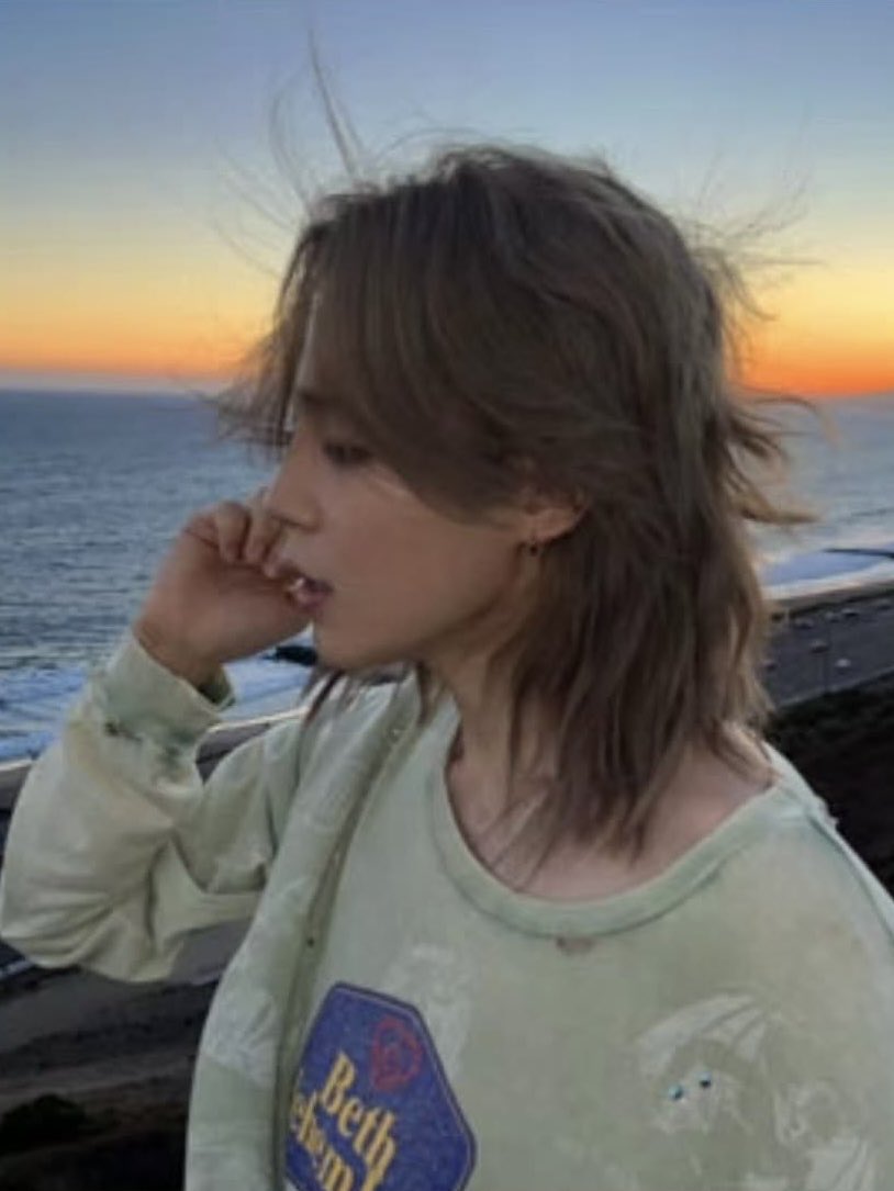 kookminette's tweet photo. the first beach pic jimin posted after getting discharged and the most recent beach pic more than a year later i’m going to cry https://t.co/nBUHwnkjZS
