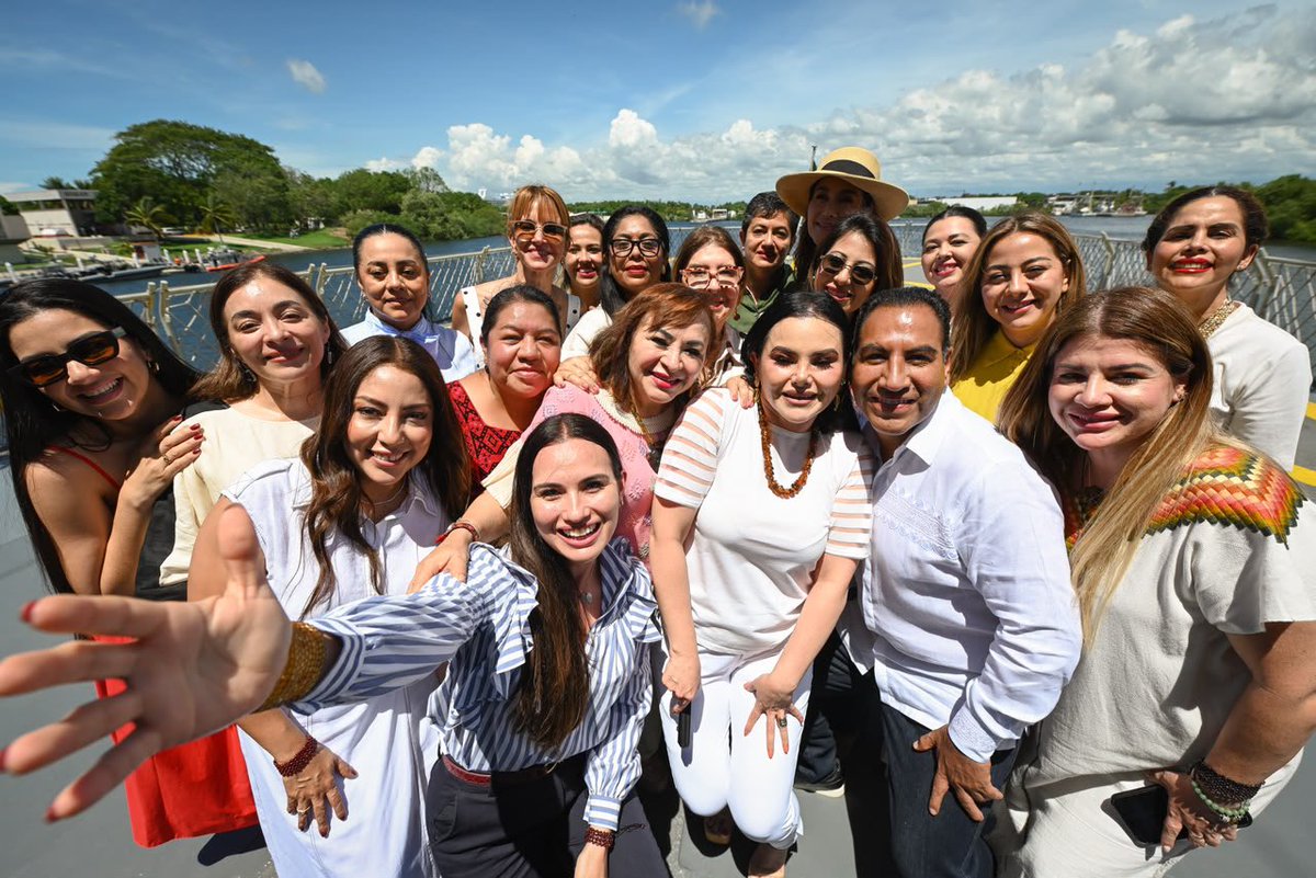 ramirezlalo_'s tweet photo. Desde la Vigésima Segunda Zona Naval en Tapachula, sostuve una reunión de trabajo con el Gabinete Legal y Ampliado, donde revisamos pendientes y actualizamos la información que será fundamental para la construcción del Segundo Informe de Gobierno, que presentaré en diciembre.

Siempre procuro llevar estas reuniones a territorio, para mostrar lo extraordinario que es Chiapas. Analizamos a fondo los avances en materia de conservación natural, así como temas prioritarios en educación, salud e infraestructura, y los avances que hemos tenido con el programa "Del Olvido a la Prosperidad", con el que hemos llevado obras a municipios que históricamente habían sido olvidados.

Además, planteamos la organización de las próximas festividades que se llevarán a cabo en nuestro estado, con el objetivo de que todas las familias chiapanecas puedan disfrutarlas en un ambiente de paz, armonía y unidad.