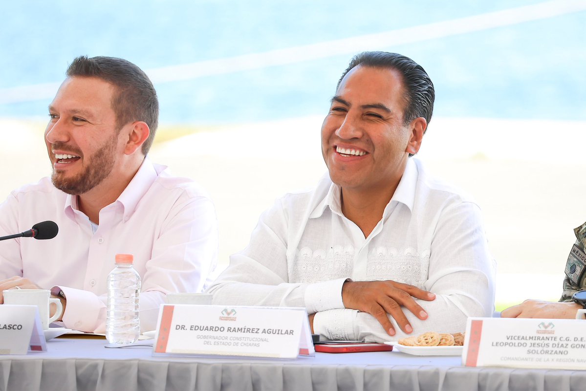 ramirezlalo_'s tweet photo. Desde la Vigésima Segunda Zona Naval en Tapachula, sostuve una reunión de trabajo con el Gabinete Legal y Ampliado, donde revisamos pendientes y actualizamos la información que será fundamental para la construcción del Segundo Informe de Gobierno, que presentaré en diciembre.

Siempre procuro llevar estas reuniones a territorio, para mostrar lo extraordinario que es Chiapas. Analizamos a fondo los avances en materia de conservación natural, así como temas prioritarios en educación, salud e infraestructura, y los avances que hemos tenido con el programa "Del Olvido a la Prosperidad", con el que hemos llevado obras a municipios que históricamente habían sido olvidados.

Además, planteamos la organización de las próximas festividades que se llevarán a cabo en nuestro estado, con el objetivo de que todas las familias chiapanecas puedan disfrutarlas en un ambiente de paz, armonía y unidad.