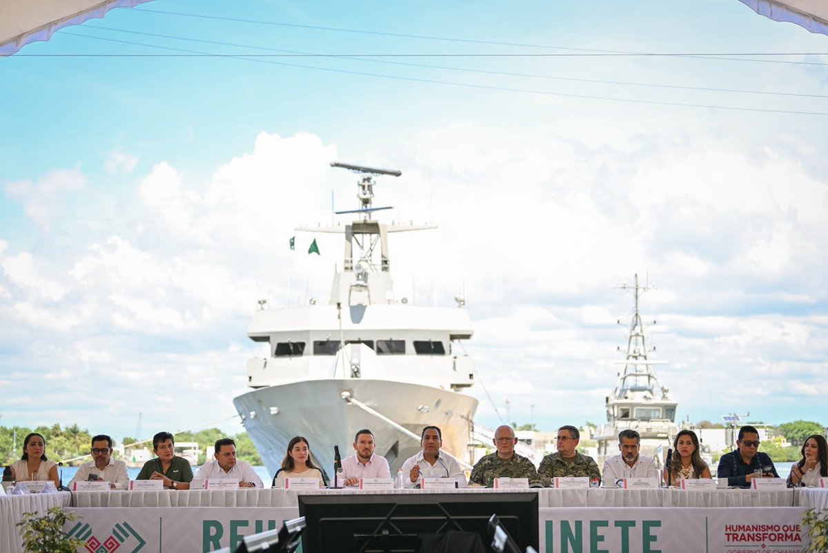 ramirezlalo_'s tweet photo. Desde la Vigésima Segunda Zona Naval en Tapachula, sostuve una reunión de trabajo con el Gabinete Legal y Ampliado, donde revisamos pendientes y actualizamos la información que será fundamental para la construcción del Segundo Informe de Gobierno, que presentaré en diciembre.

Siempre procuro llevar estas reuniones a territorio, para mostrar lo extraordinario que es Chiapas. Analizamos a fondo los avances en materia de conservación natural, así como temas prioritarios en educación, salud e infraestructura, y los avances que hemos tenido con el programa "Del Olvido a la Prosperidad", con el que hemos llevado obras a municipios que históricamente habían sido olvidados.

Además, planteamos la organización de las próximas festividades que se llevarán a cabo en nuestro estado, con el objetivo de que todas las familias chiapanecas puedan disfrutarlas en un ambiente de paz, armonía y unidad.