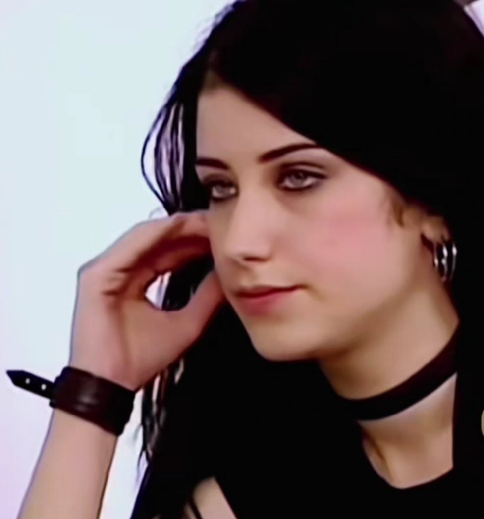 lauramancilla08's tweet photo. Nuestra FERIHA gótica!  Bella #HazalKaya muchos que descubren estás imágenes se sorprenden verla si una cara hermosa, unos ojos impresionante y ese pelo negro sabache. https://t.co/ETwGWqKp3k