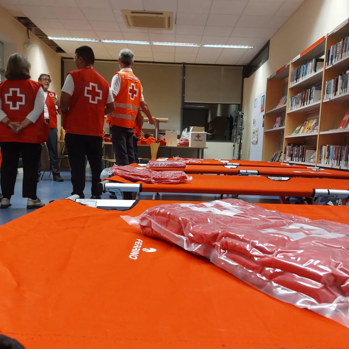 CreuRojaCAT's tweet photo. 🔴Muntem un alberg d’acollida provisional a la Roca del Vallès per atendre les persones afectades per les pluges torrencials. 

⚠️Emergència #INUNCAT https://t.co/8RflRsXM3w