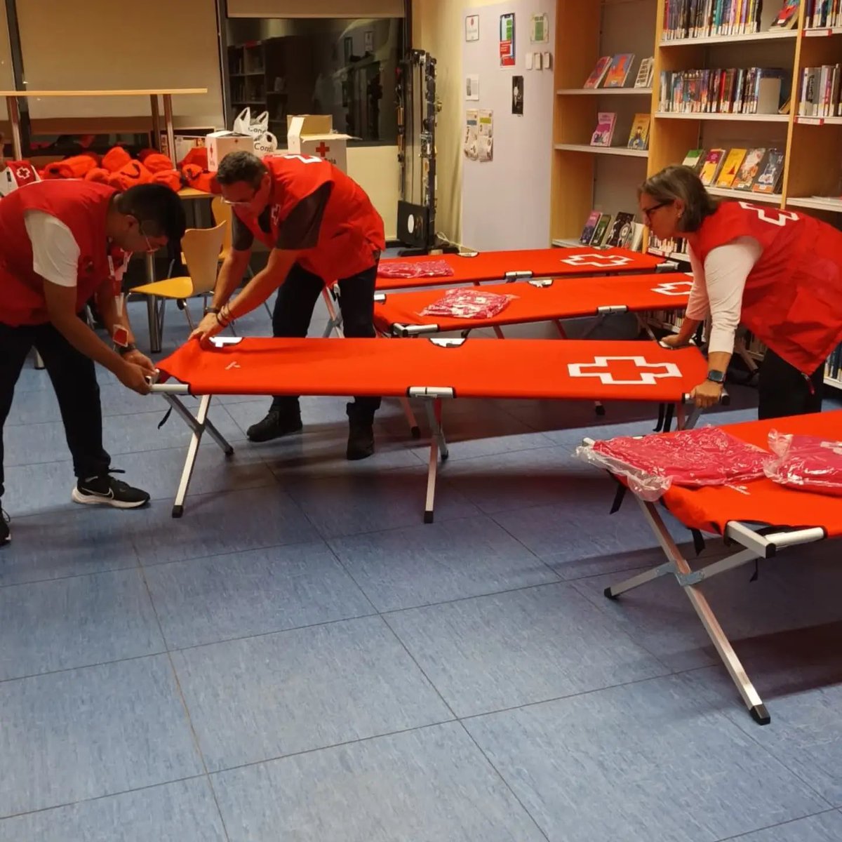 CreuRojaCAT's tweet photo. 🔴Muntem un alberg d’acollida provisional a la Roca del Vallès per atendre les persones afectades per les pluges torrencials. 

⚠️Emergència #INUNCAT https://t.co/8RflRsXM3w