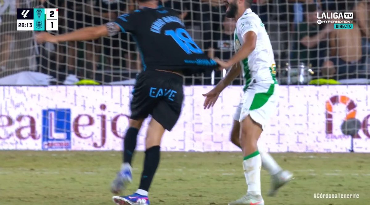 ArchivoVAR's tweet photo. 🖥️💥 El mundo al revés para Ojaos Valera en el Córdoba - Tenerife.

👉🏻 Alves agarra a Enric y el delantero le da un cabezazo para, tras ello, fingir una agresión.

❌ 𝗘𝗦 𝗥𝗢𝗝𝗔 𝗗𝗜𝗥𝗘𝗖𝗧𝗔.

▪️ El árbitro acudió al VAR tras expulsar al defensa, pero debió expulsar a Enric. https://t.co/UsWPbGiVNw