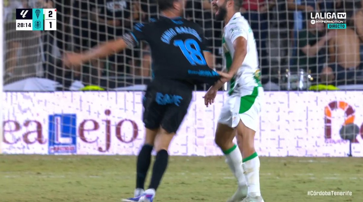 ArchivoVAR's tweet photo. 🖥️💥 El mundo al revés para Ojaos Valera en el Córdoba - Tenerife.

👉🏻 Alves agarra a Enric y el delantero le da un cabezazo para, tras ello, fingir una agresión.

❌ 𝗘𝗦 𝗥𝗢𝗝𝗔 𝗗𝗜𝗥𝗘𝗖𝗧𝗔.

▪️ El árbitro acudió al VAR tras expulsar al defensa, pero debió expulsar a Enric. https://t.co/UsWPbGiVNw