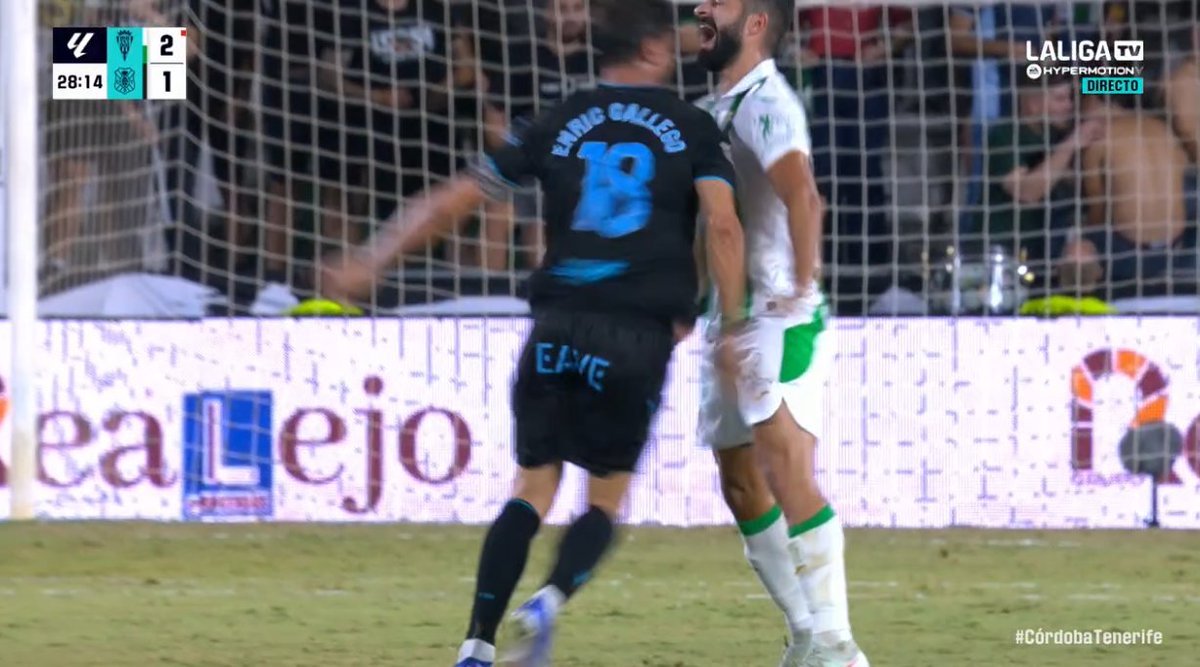 ArchivoVAR's tweet photo. 🖥️💥 El mundo al revés para Ojaos Valera en el Córdoba - Tenerife.

👉🏻 Alves agarra a Enric y el delantero le da un cabezazo para, tras ello, fingir una agresión.

❌ 𝗘𝗦 𝗥𝗢𝗝𝗔 𝗗𝗜𝗥𝗘𝗖𝗧𝗔.

▪️ El árbitro acudió al VAR tras expulsar al defensa, pero debió expulsar a Enric. https://t.co/UsWPbGiVNw