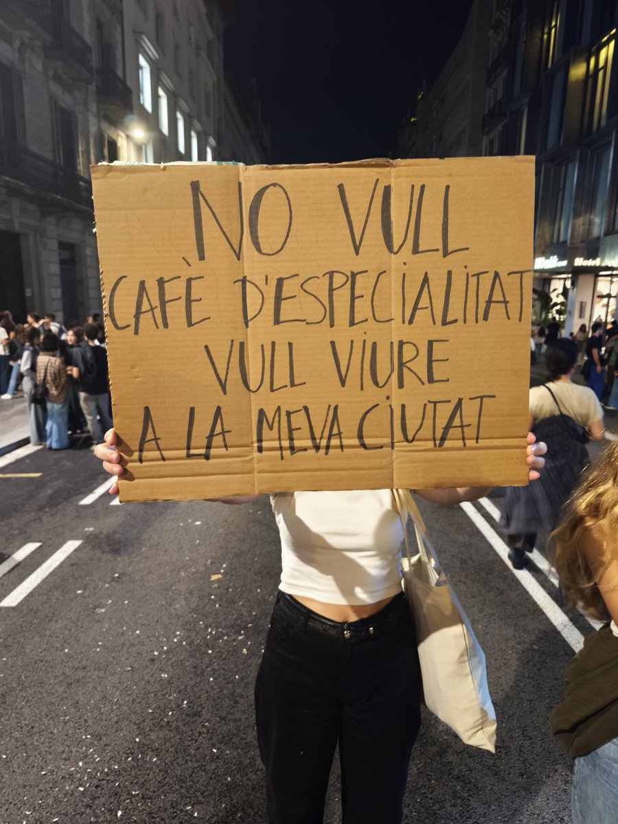 gcarbonell's tweet photo. Mani #habitatge  a Urquinaona i Via Laietana. https://t.co/aQjZwcLoAN