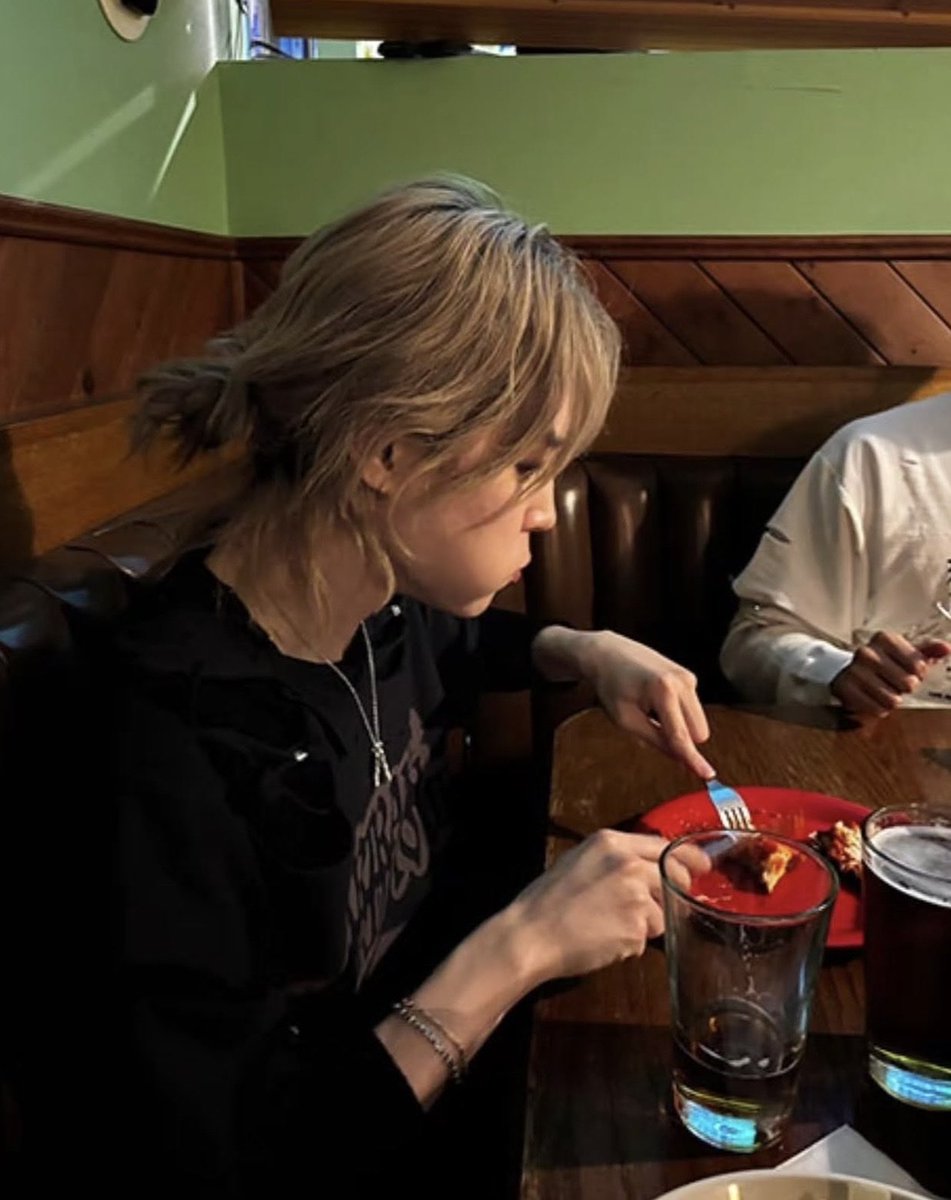 ikissjungkook's tweet photo. first and last date, this ho eats like a bear https://t.co/IipYNOJ2HR