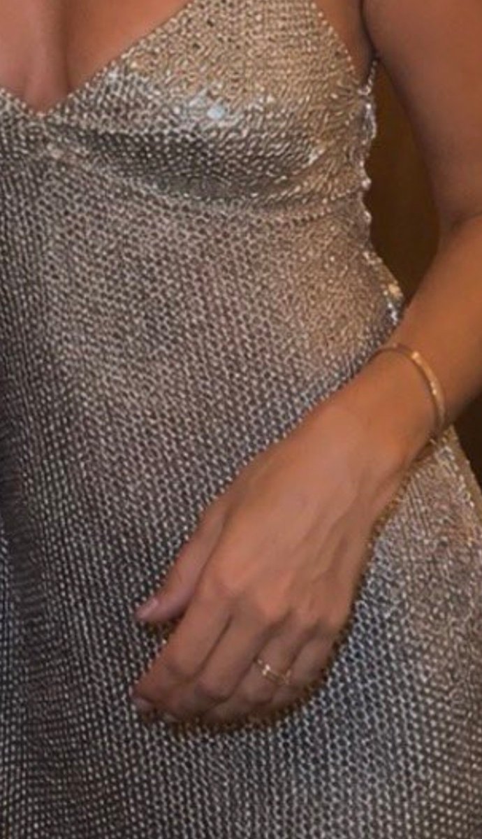 kikaksiazkara's tweet photo. It's amazing how you all like to point out that others are ugly from every angle or lighting in a photo but no one talks about Hailey Bieber using Al This is not her bright side at all... here she had white nails, but in the photos adding they are magically brown. https://t.co/GTqV7ArObV