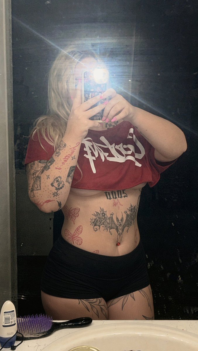 yagirlash286's tweet photo. imagine i’m shaking this ass while your dick is in me:) #fatass #viral #htx #tatted #ytslut https://t.co/WCgZLYFwgU