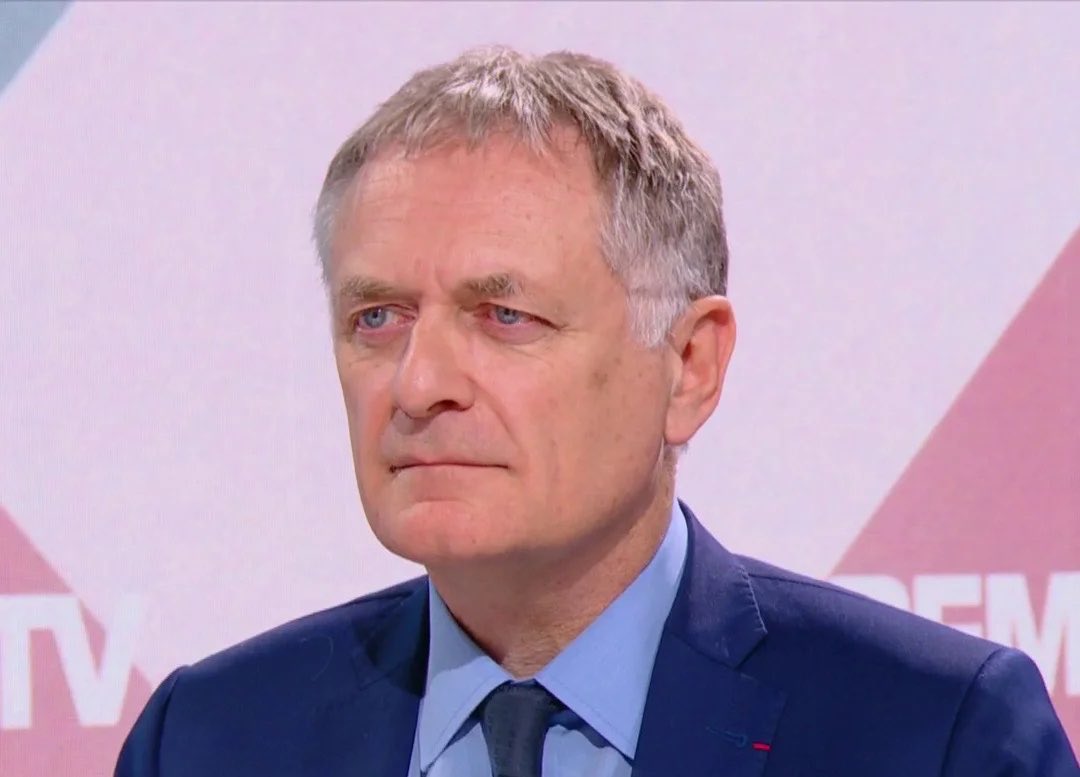 Brevesdepresse's tweet photo. ⚡️🇫🇷FLASH - Le député #LR Philippe #Juvin appelle les #lycéens à « retourner travailler dur », ajoutant qu’« en Chine, les petits copains, eux, travaillent dur ». (déclaration) https://t.co/86IEiC35Sv