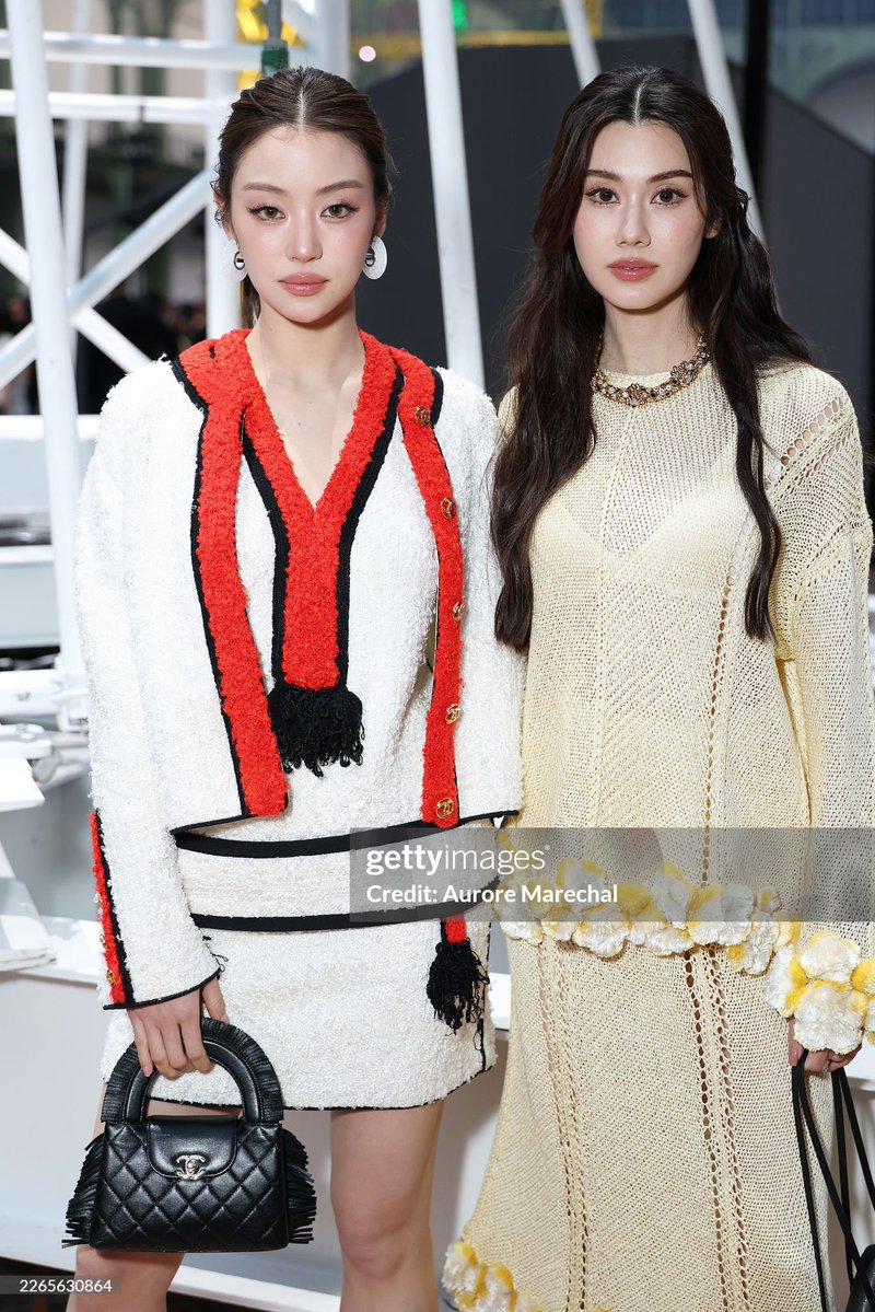 ecbae_'s tweet photo. Getty Images curse didn’t work on Lenamiu, they slay every single time 

#CHANELSS27xLenaMiu
#LalinaLena @lena__lorena
#MiuNatsha @miunatshaa​
#CHANELSpringSummer 
#CHANEL #PFW @CHANEL https://t.co/UWQIO7VjQs