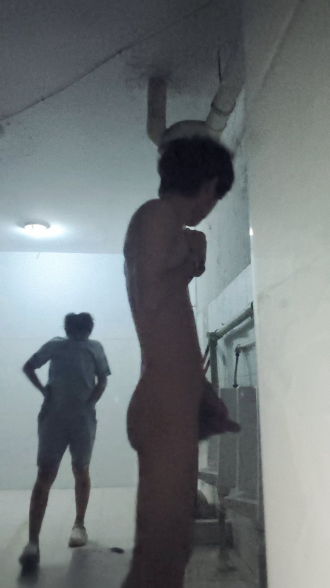 xing069's tweet photo. 简直要被自己骚死了，第一次厕所露出，来人了害羞的往前走了两步。很明显直男可能是发现在录视频，还把脸挡住了
#男大 #宿舍 #厕所 #露出 #暴露 #直男 #男高 https://t.co/U0iDP7hKUw