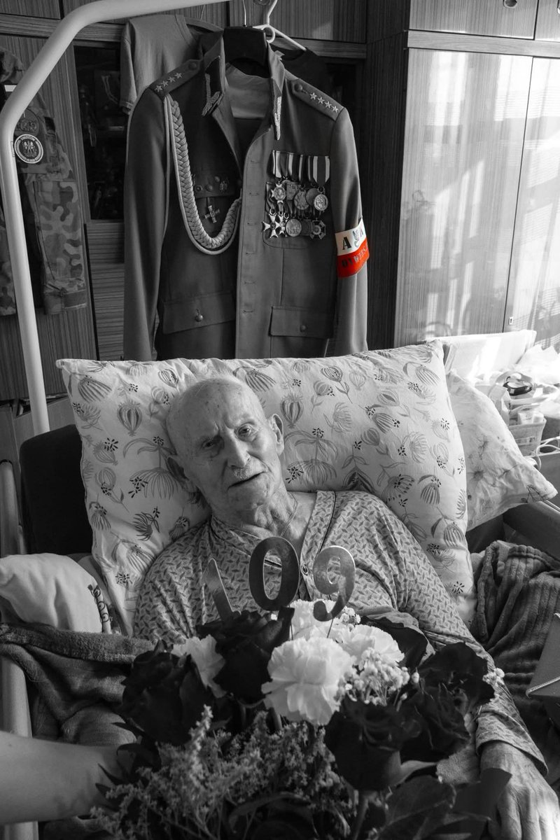 NieZapomnijONas's tweet photo. Smutna wiadomość. Dzisiaj w wieku 109 lat zmarł kpt. Tadeusz Lutak ps. „Pancerz”. Był najstarszym mężczyzną w Polsce i ostatnim żyjącym żołnierzem pancernego oddziału gen. "Maczka". 🇵🇱

– Czasami śnią mi się twarze poległych kolegów… 1 września przywołuje wojenne wspomnienia – wspominał Pan Kapitan. 

Zdobywał cenne dla Armii Krajowej informacje wywiadowcze. Uczestniczył w wielu akcjach sabotażowych i dywersyjnych. Brał udział w akcji likwidacyjnej na Edwardzie Kochu w Niebylcu, który otrzymał wyrok śmierci za współpracę z Niemcami.
 
– O Polskę nie można było się nie bić! Gdyby trzeba było iść po raz drugi, też bym się nie zastanawiał… – powtarzał. 
   
Spoczywaj w pokoju, Bohaterze!
Kondolencje dla Rodziny i Bliskich.

#NieZapomnijONas