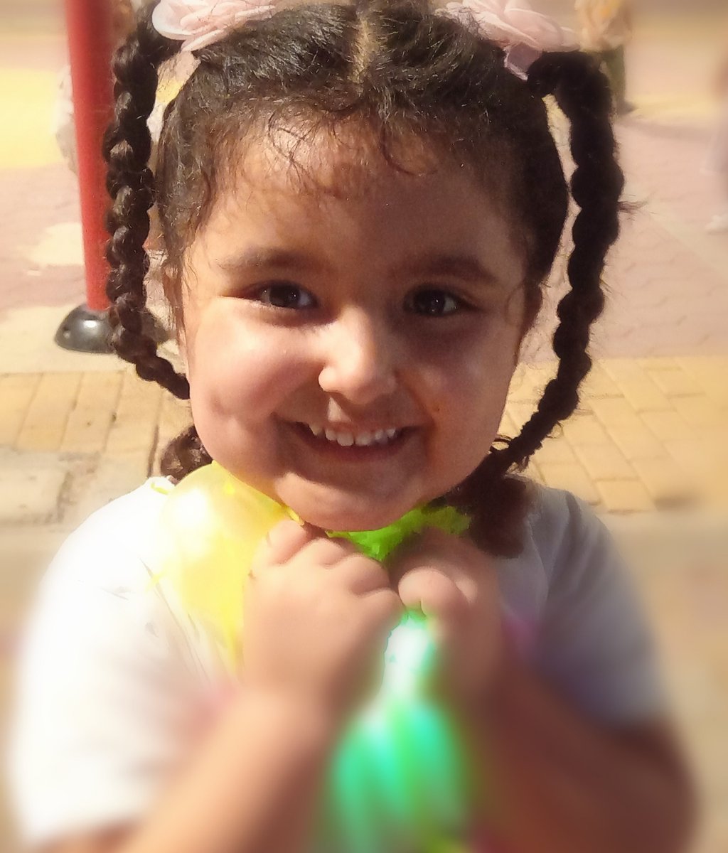 A32056088's tweet photo. من الأشياء اللي لاحظت أثرها الإيجابي على بنتي، إني من عمر صغير جداً (سنة ونص وسنتين) كنت أكلّمها وأشرح لها الأشياء وأسبابها.
أشرح لها عن الحيوانات، والأكل، وأسوي لها مسرحيات بالدمى والألعاب، ولما أطلب منها شي، أشرح لها ليش، ولما أرفض أعطيها شي، أشرح لها ليش... لدرجة ممكن يضحك منها اللي يسمعني، ويشوف إنه كلام غير مناسب لعمرها ومستوى فهمها.
الآن في عمر ٣ سنوات، صرت أتعجّب من حججها ومفاوضاتها ومسوّغاتها 😂 ما تبكي زي باقي الأطفال وخلاص، لا لازم تعطيني حجج منطقية - من وجهة نظرها على الأقل - خارجة عن مجرد رغبتها في الشيء.
من ضمنها قبل شوي، تبغاني أوديها البقالة قالت "البقالة فيها فواكه صحيّة" وهي أول ما تدخل تسحب عليها طبعاً😆 
ومواقف غيرها كثيرة، لكن حبيت إنها قادرة تستحضر وجهة نظر الطرف الآخر وكيف ممكن تقنعه بتنفيذ رغباتها.
وأنا أفكّر في  هذي الملاحظة، تذكّرت إني قرأت بحث مشابه، عن أهمية الكلام مع الأطفال في أول سنوات عمرهم لنمو الدماغ. خلاصته، أن الكلام المستمر مع الأطفال، كان له أثر كبير في اكتساب اللغة ونمو القدرات العقلية.
وأن إشراك الطفل في المحادثة بسؤاله أسئلة وطلب رأيه مؤثّر جداً في سن معيّن، أكثر من مجرّد التلقين والكلام من طرف واحد. 
لذلك، كلّموا أولادكم في كل الأعمار، اسألوهم، وأشركوهم في الكلام، لا تستتفهون الكلام معهم. والله فوايده لنموهم العقلي واللغوي كثيرة ورح تلمسونها بعمر مبكّر.