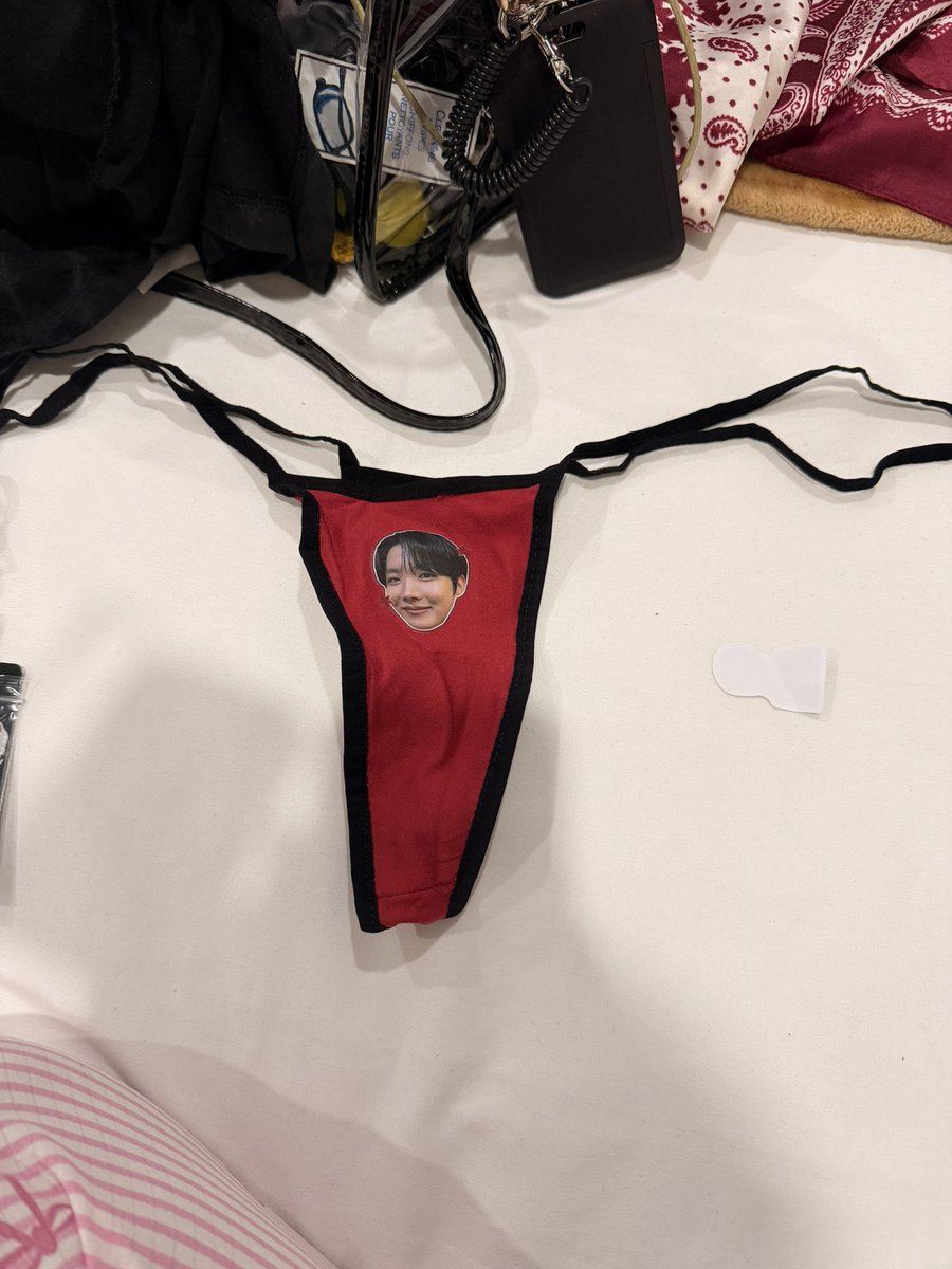 jiminpjkv's tweet photo. QUIEN ME DIO ESTO? JAKSKAKSKSK el mejor freebie del mundo JAJAKAJAKAKKS https://t.co/bkdMU78RDE