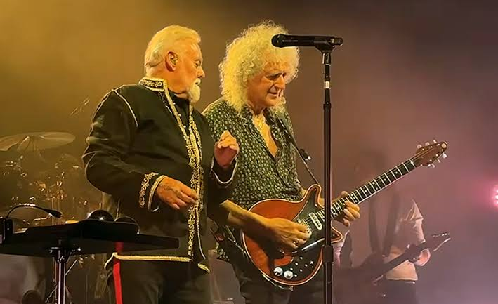 AcostaMzk's tweet photo. Brian May confirmó que QUEEN no volverá a realizar grandes giras mundiales.
Las últimas actuaciones en directo fueron con el "The Rhapsody Tour" que finalizó en Japón en febrero de 2024.

"Tomé la decisión hace 18 meses de que no quería volver a salir de gira", dice. "Un amigo cercano de la familia murió cuando estábamos en Estados Unidos, así que le dije a mi mánager de gira: 'Voy a volver a casa unos días y luego regresaré'. Ella me miró a los ojos y me dijo: 'Sabes que no puedes hacer eso'. Me encanta tocar, me encanta viajar, pero el precio es sacrificar tu libertad. Tengo una esposa [la actriz Anita Dobson], nietos y mucha astrofísica que quiero explorar, así que creo que quizás 50 años sean suficientes".