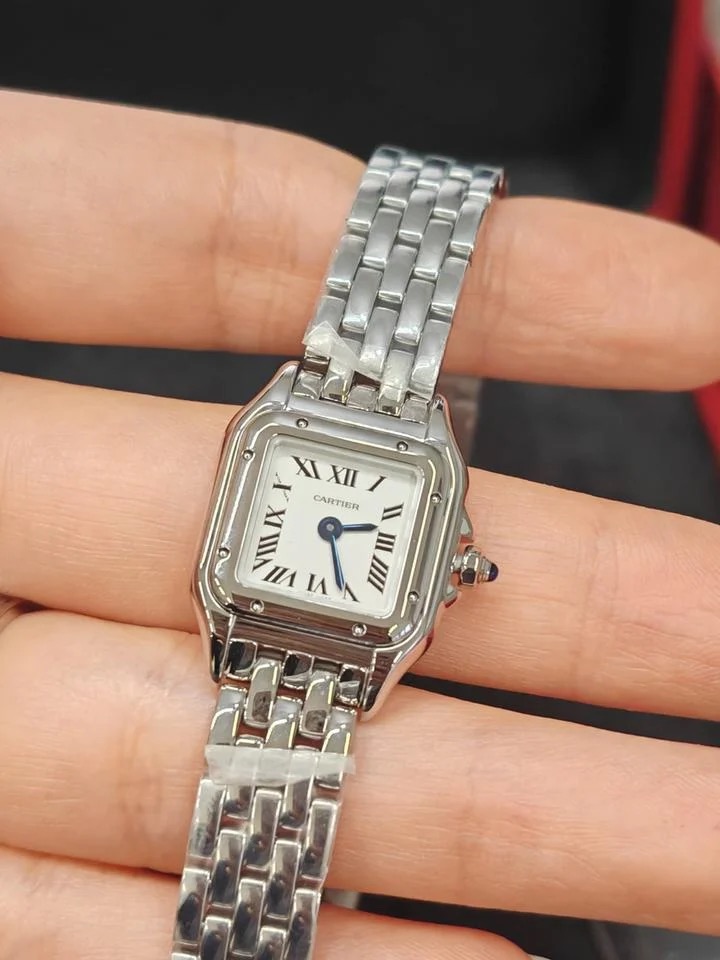 fifiichip's tweet photo. yoonchae was also wearing a Cartier Panthère watch and the estimated price for it is around $5,300 https://t.co/I3YqqrKabk
