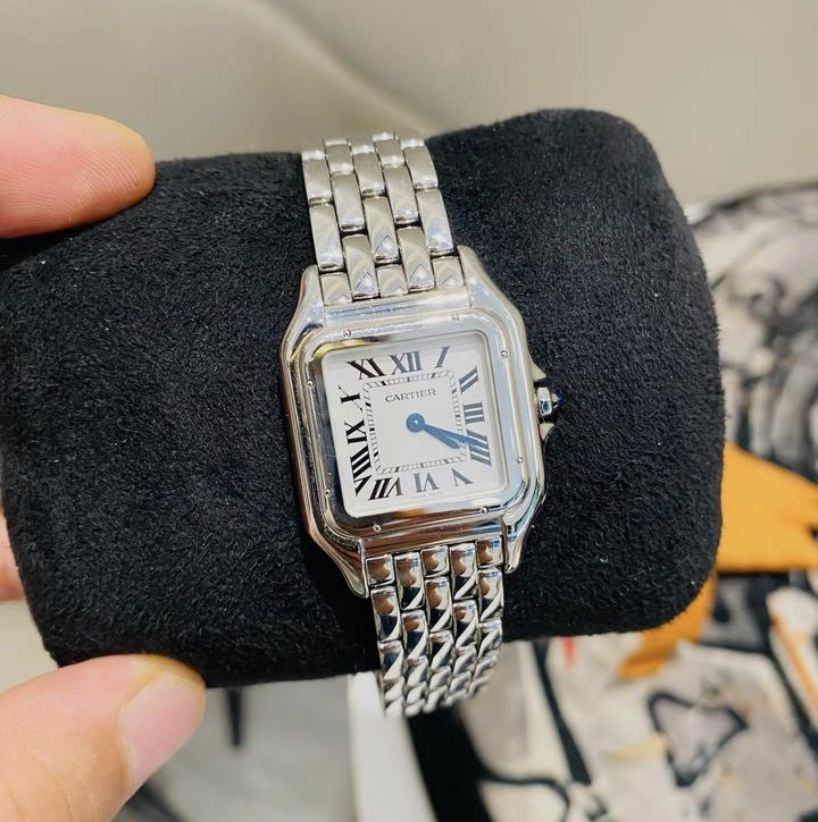 fifiichip's tweet photo. yoonchae was also wearing a Cartier Panthère watch and the estimated price for it is around $5,300 https://t.co/I3YqqrKabk