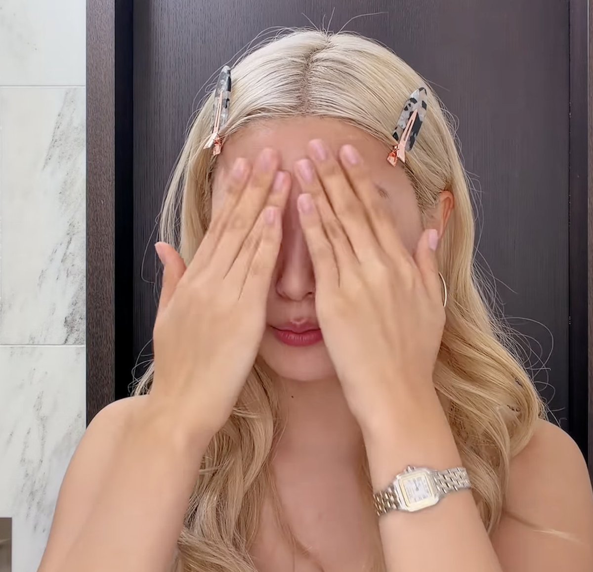 fifiichip's tweet photo. yoonchae was also wearing a Cartier Panthère watch and the estimated price for it is around $5,300 https://t.co/I3YqqrKabk