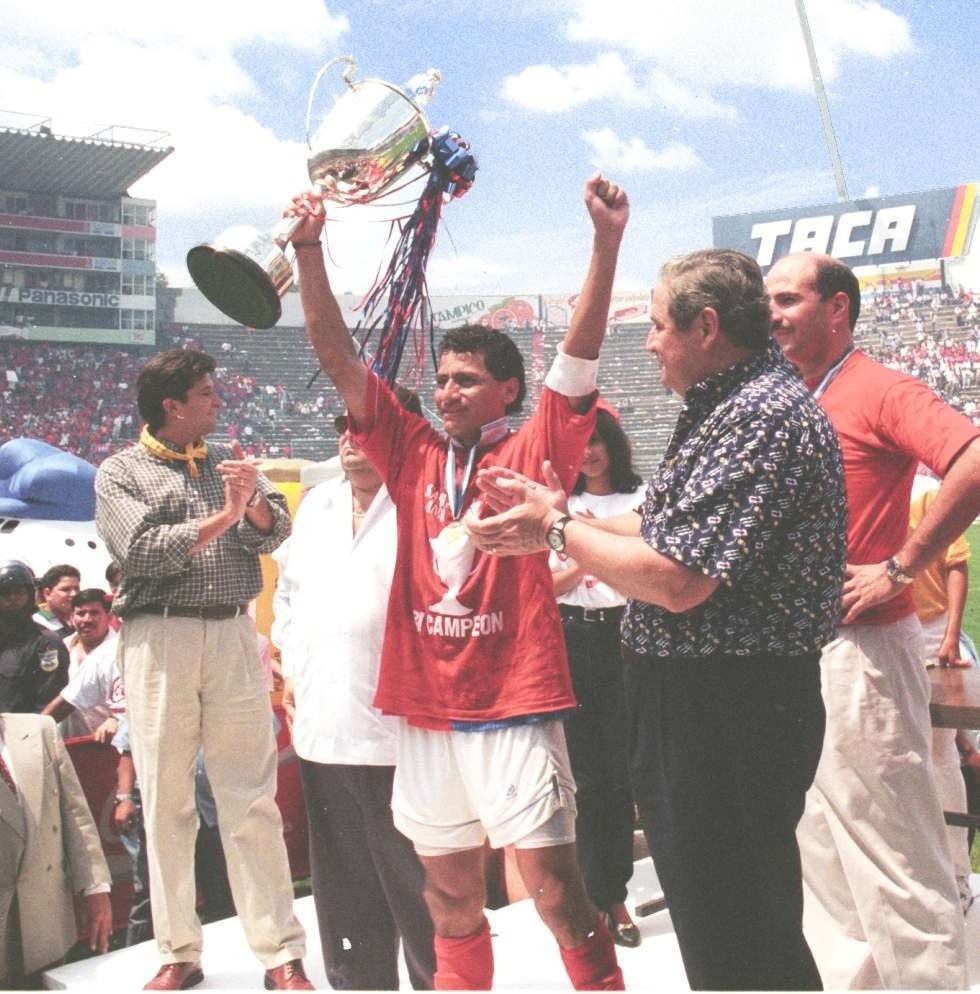 elgraficionado's tweet photo. Falleció William Adalberto Osorio Rivera, histórico capitán de FAS y una figura que dejó huella en el fútbol salvadoreño.

🙏 Nuestras condolencias a sus familiares y seres queridos. https://t.co/R465BhbCDF