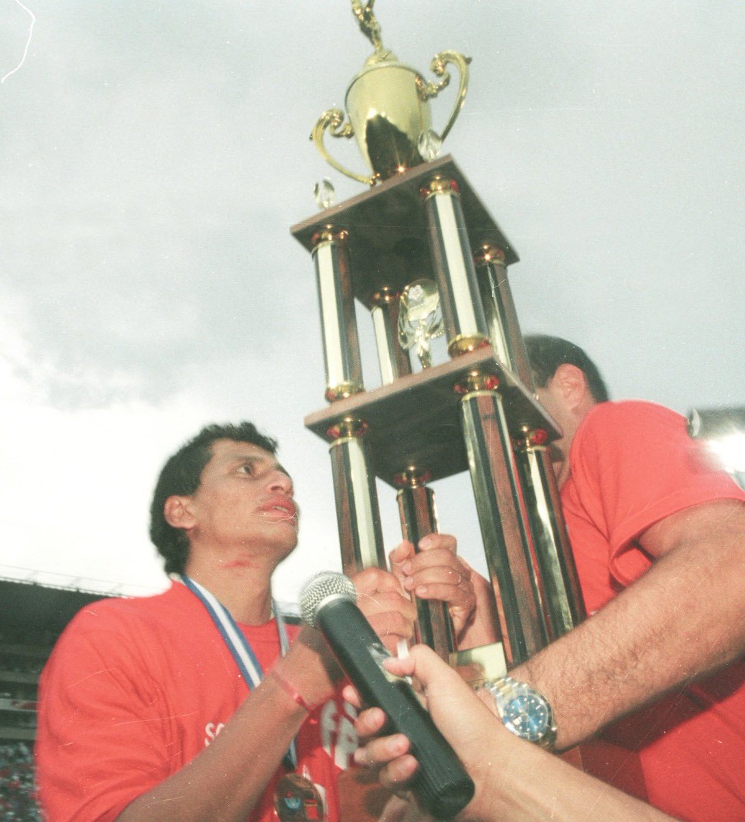 elgraficionado's tweet photo. Falleció William Adalberto Osorio Rivera, histórico capitán de FAS y una figura que dejó huella en el fútbol salvadoreño.

🙏 Nuestras condolencias a sus familiares y seres queridos. https://t.co/R465BhbCDF